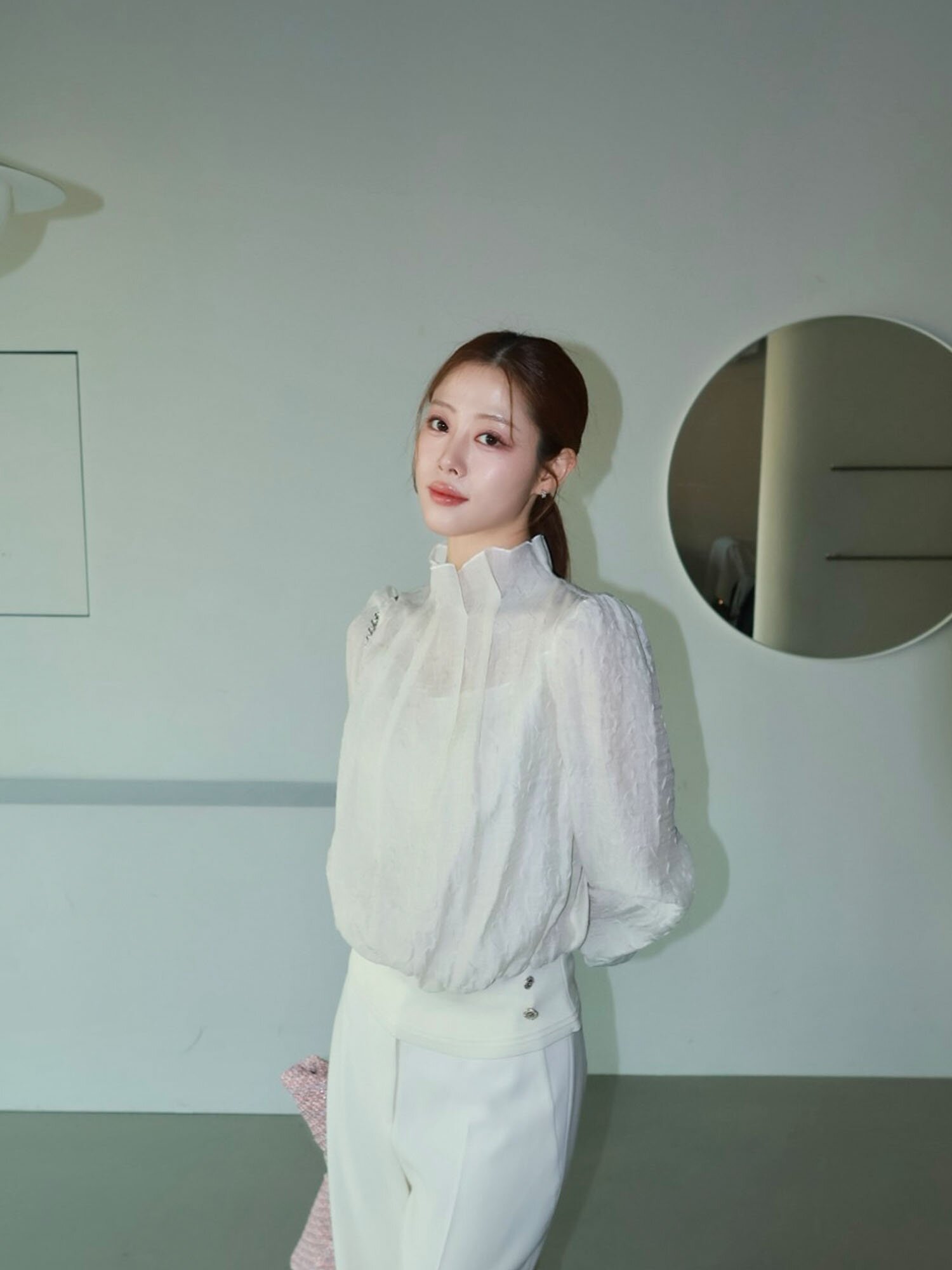 턱 디테일 하이넥 블라우스 (CREAM)