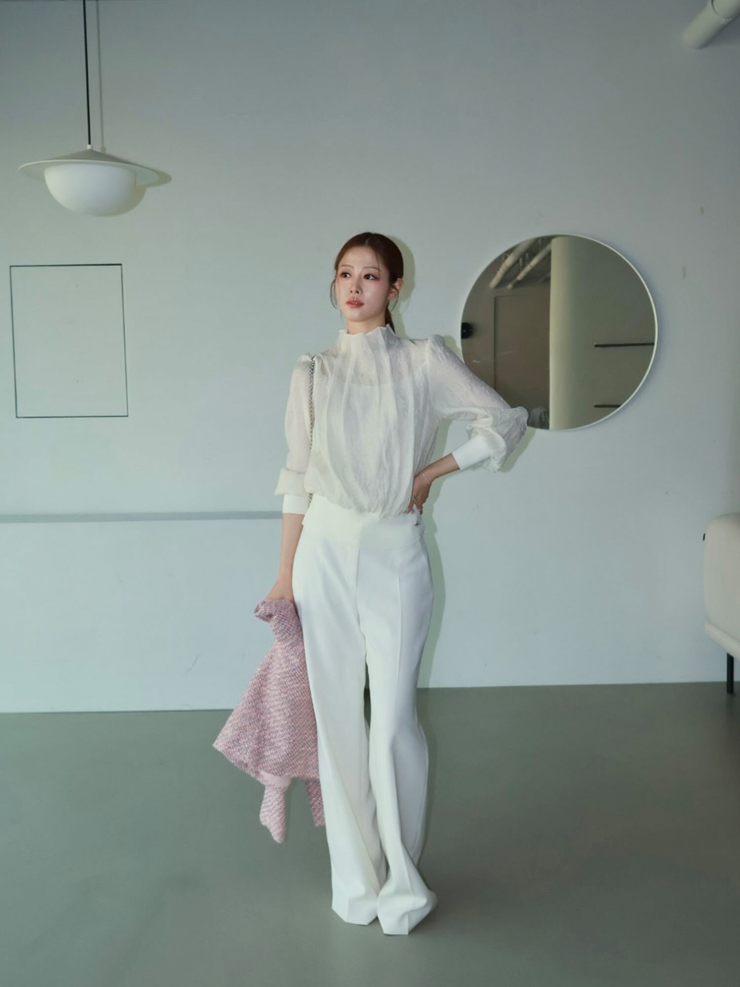 턱 디테일 하이넥 블라우스 (CREAM)