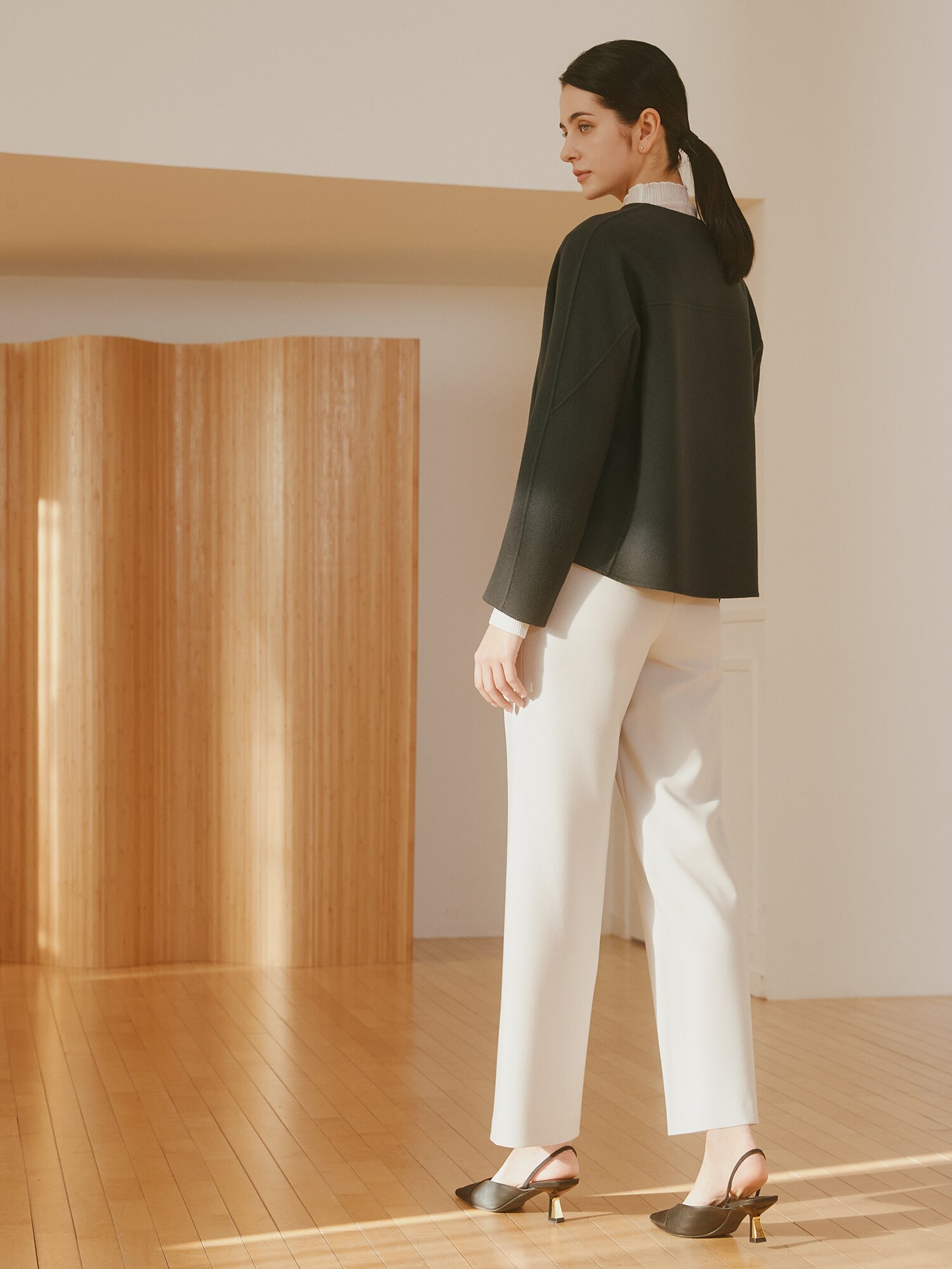 메탈 장식 백 밴딩 부츠컷 팬츠 (LIGHT GREY)