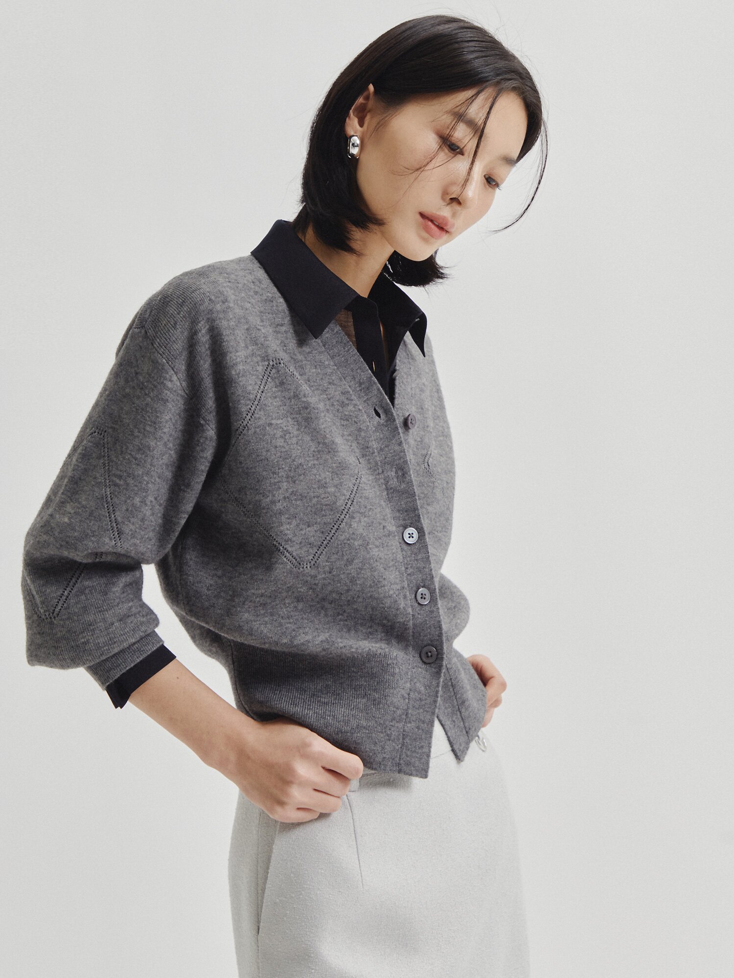 다이아 펀칭 브이넥 가디건 (GREY)