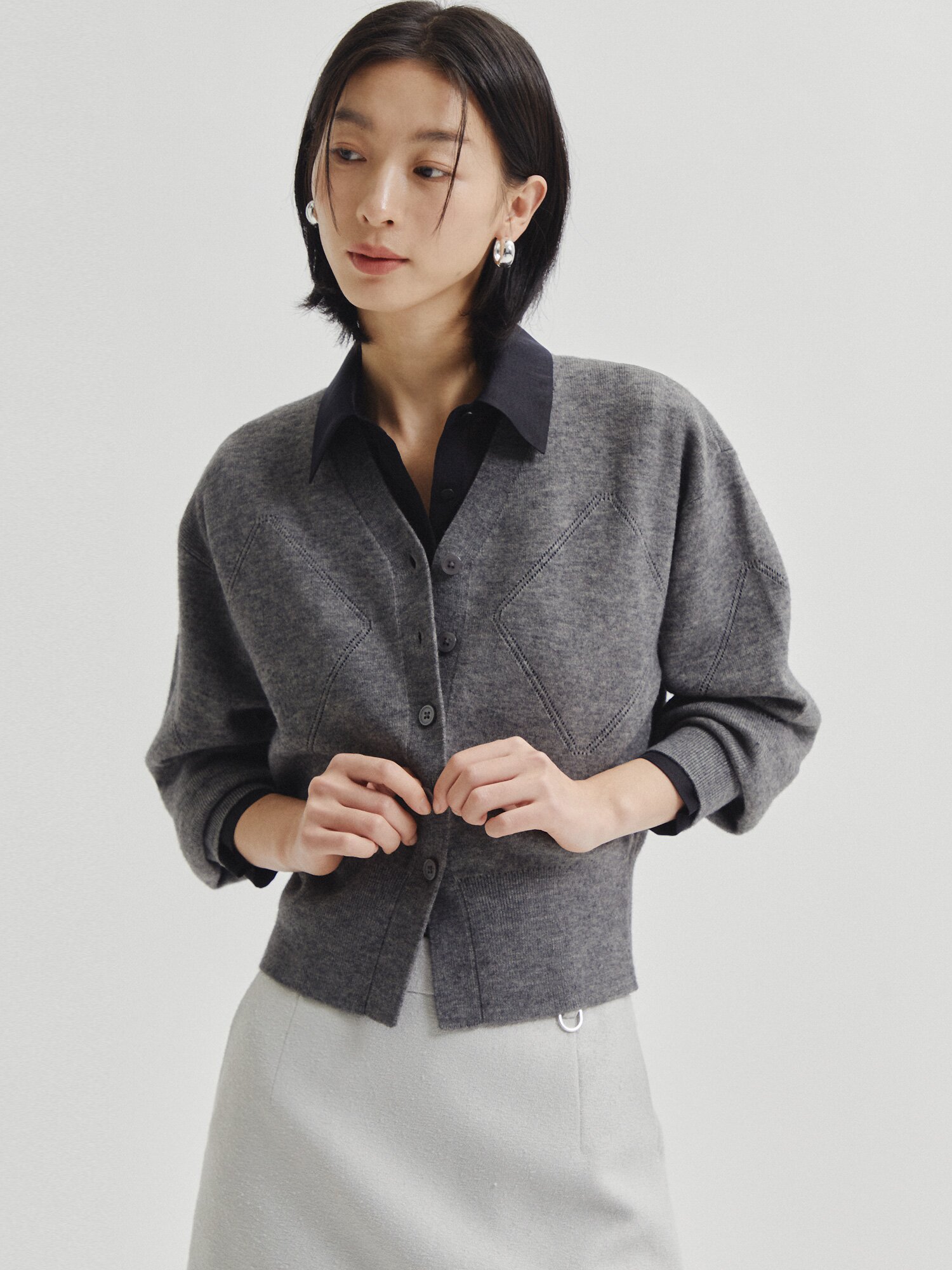 다이아 펀칭 브이넥 가디건 (GREY)