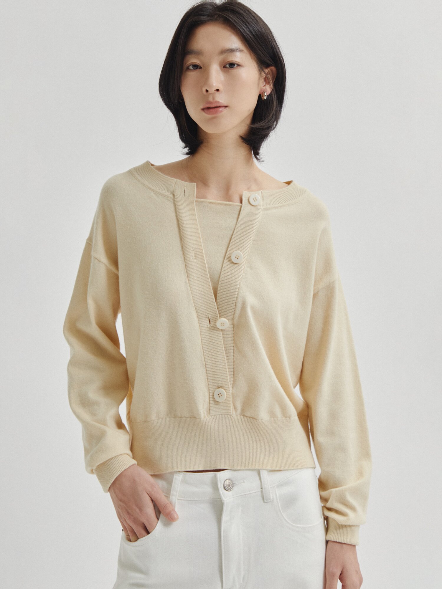 투웨이 버튼 라운드넥 풀오버 니트 (CREAM)