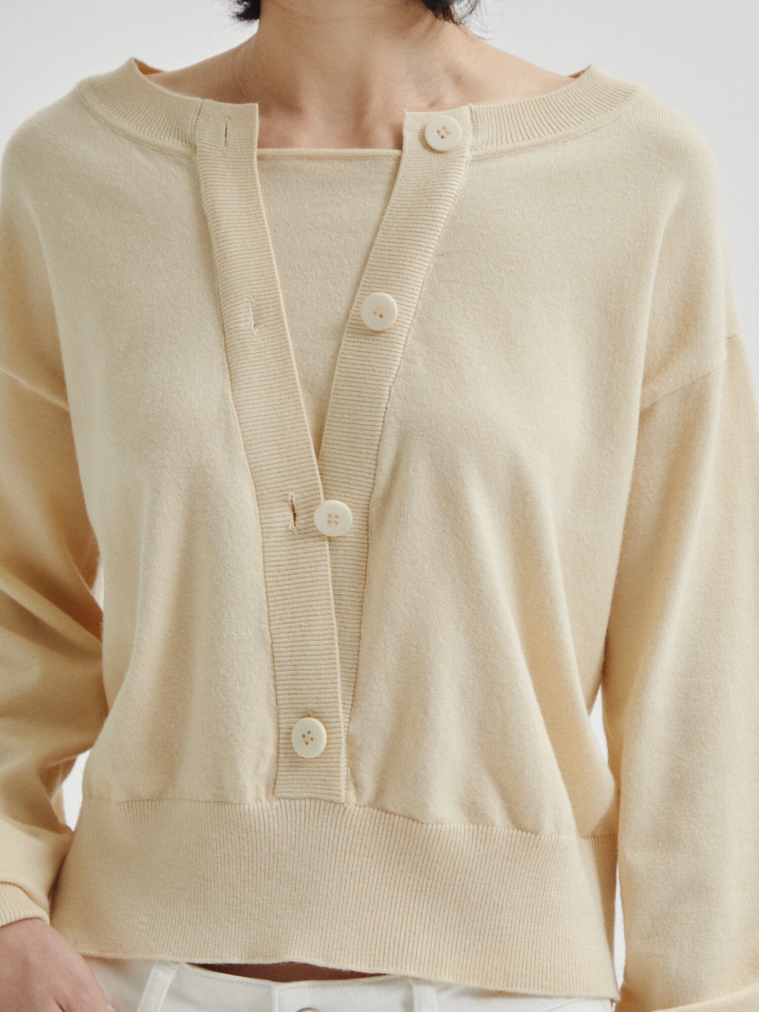 투웨이 버튼 라운드넥 풀오버 니트 (CREAM)