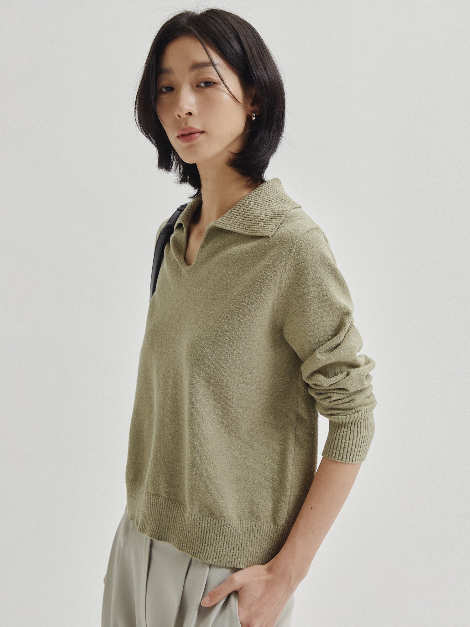 루즈핏 슬릿 칼라 풀오버 니트 (LIGHT KHAKI)