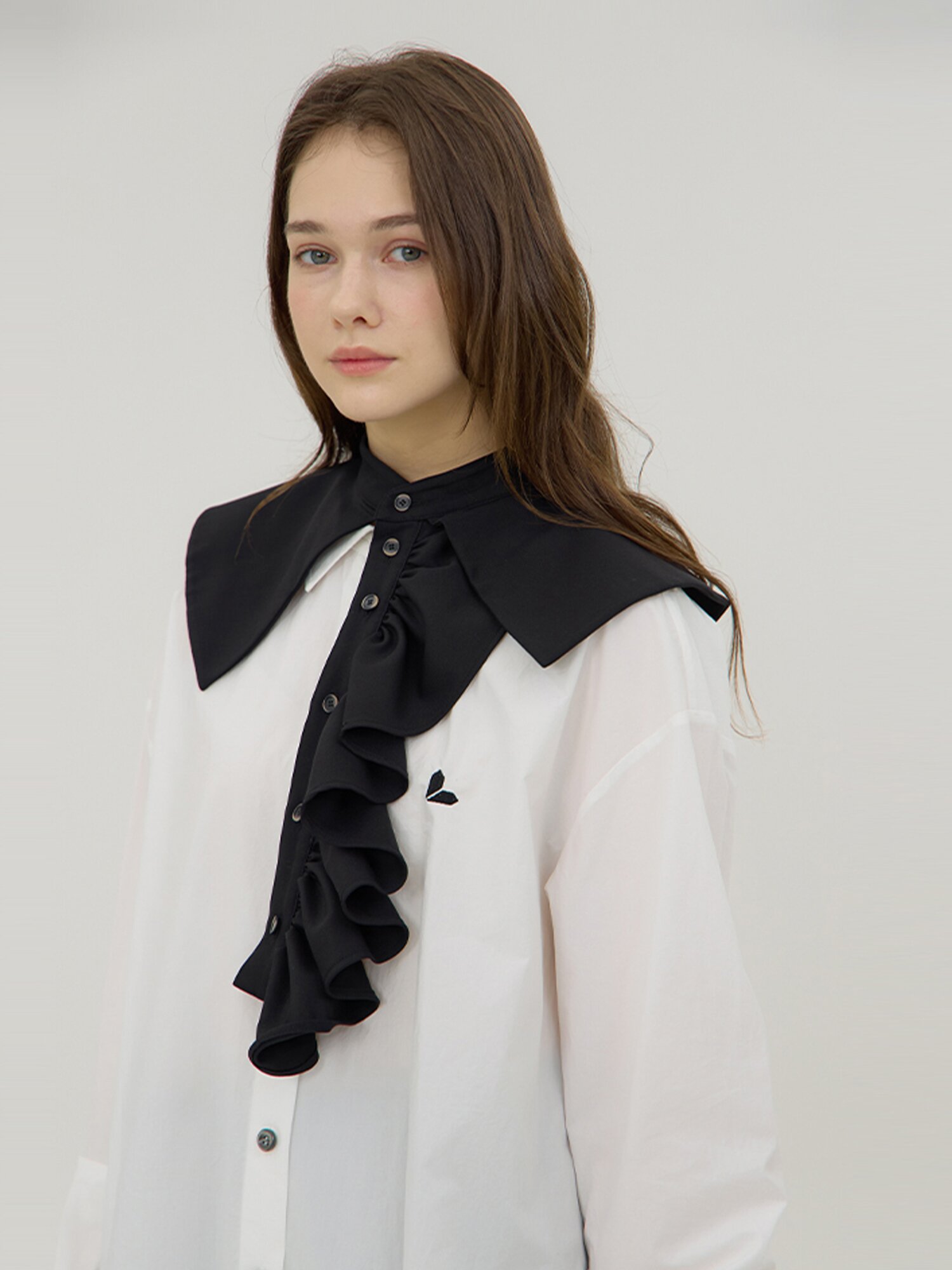 Motif Neck Cape  - Black
