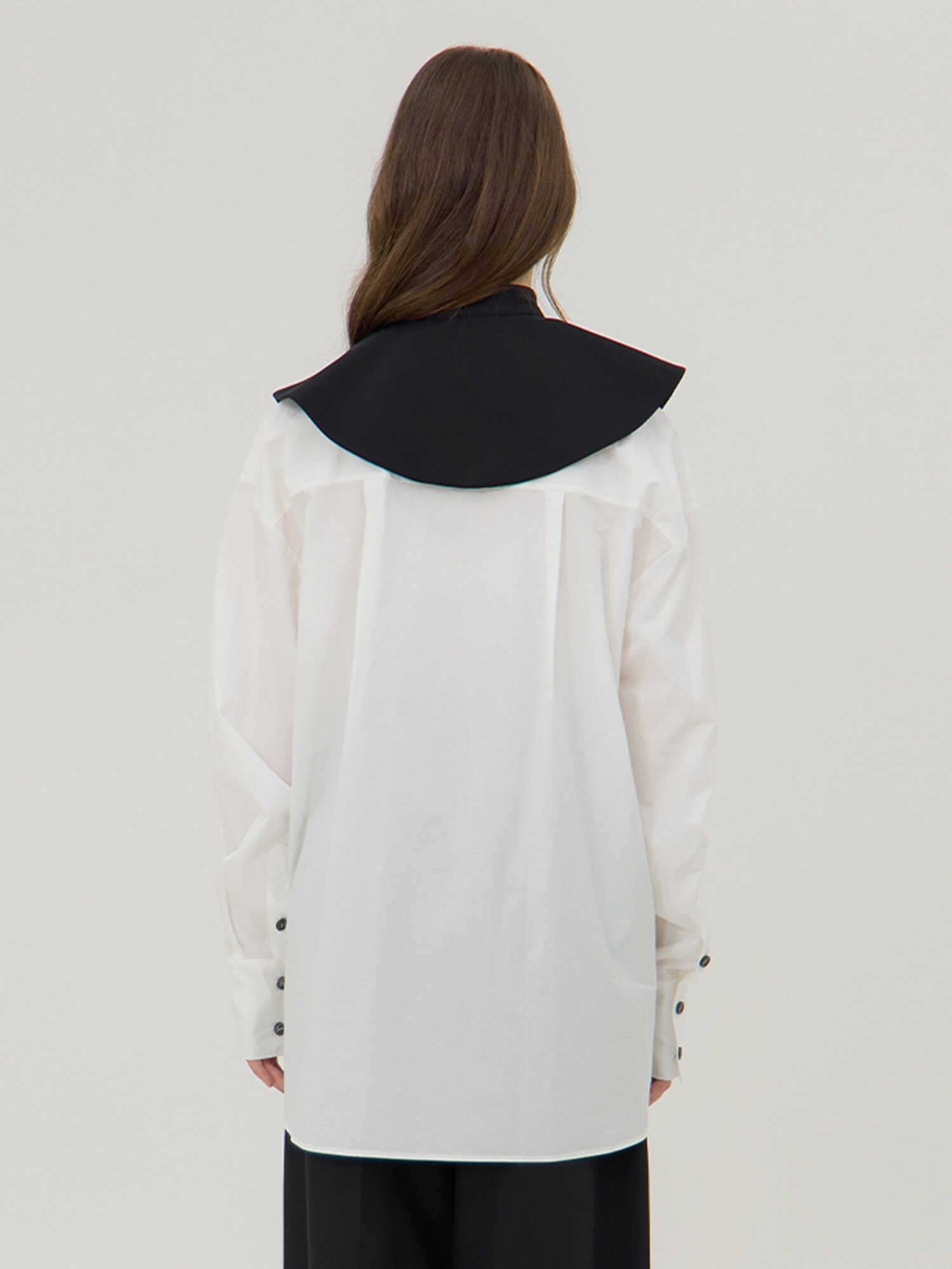 Motif Neck Cape  - Black