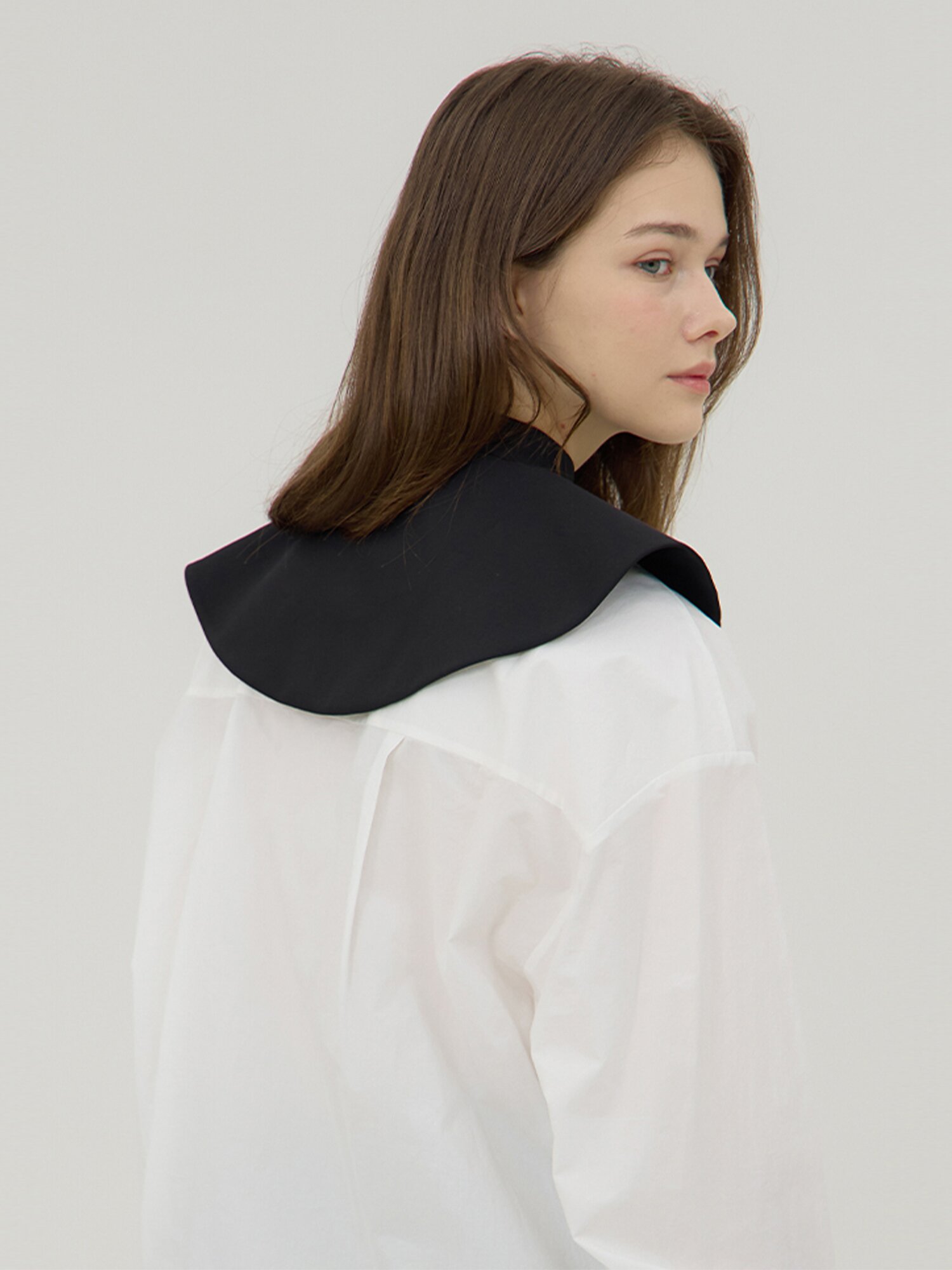 Motif Neck Cape  - Black