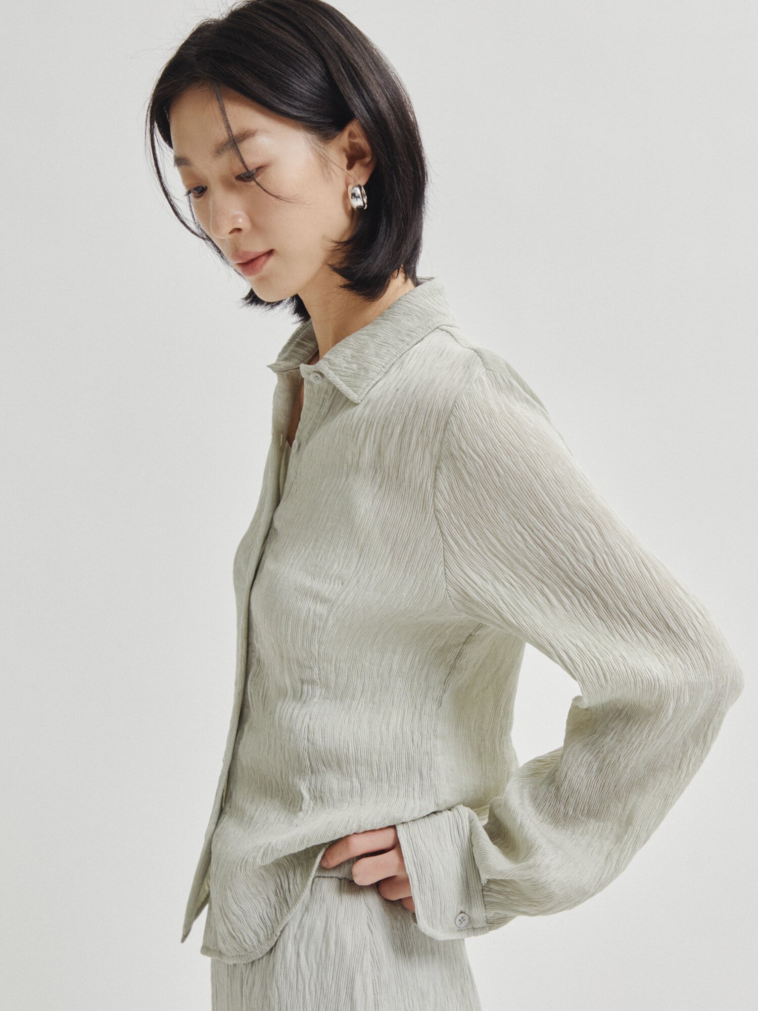 린넨 링클 슬림핏 블라우스 (LIGHT GREY)