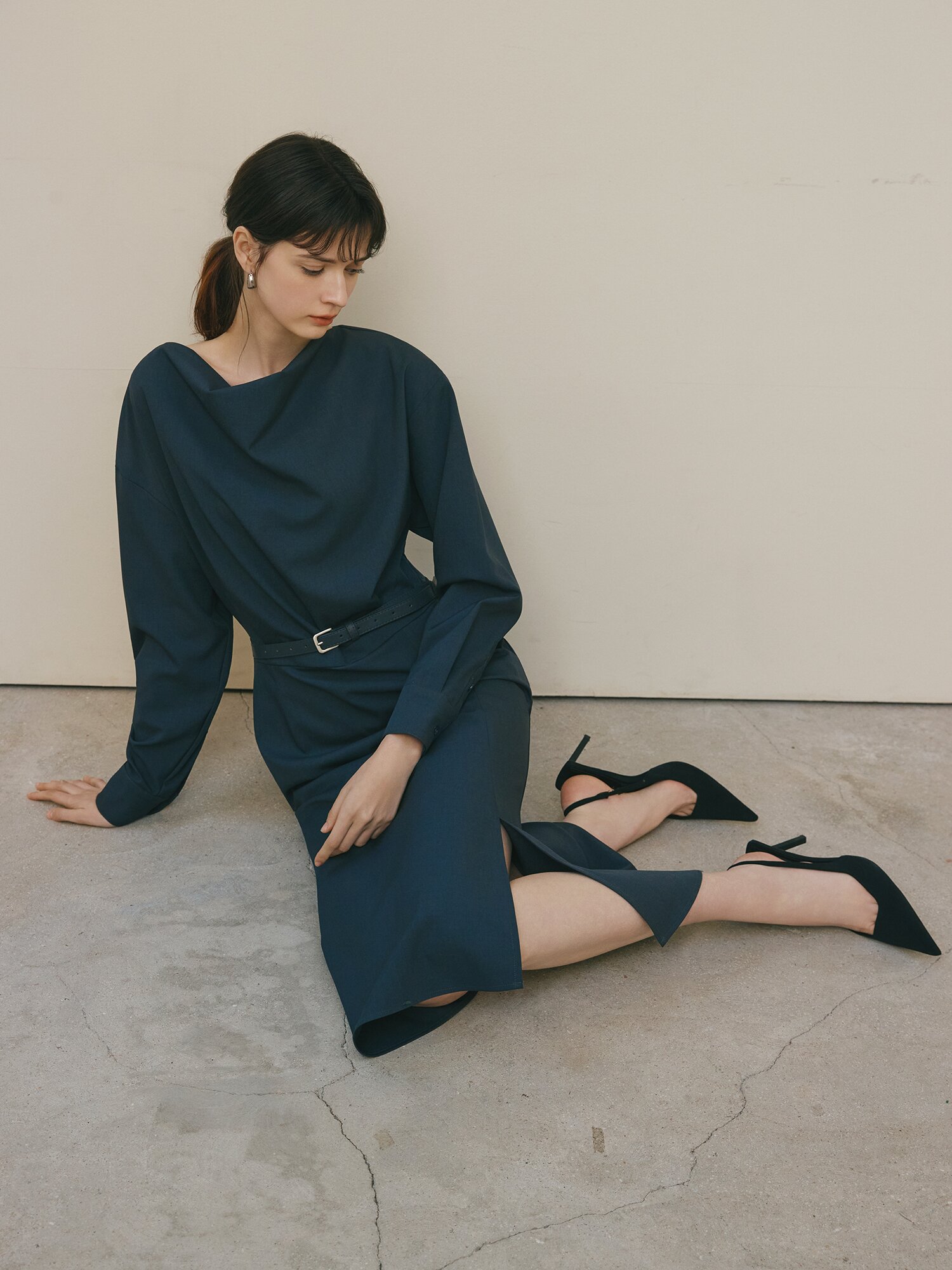 벨티드 카울넥 A라인 원피스 (DARK GREY)