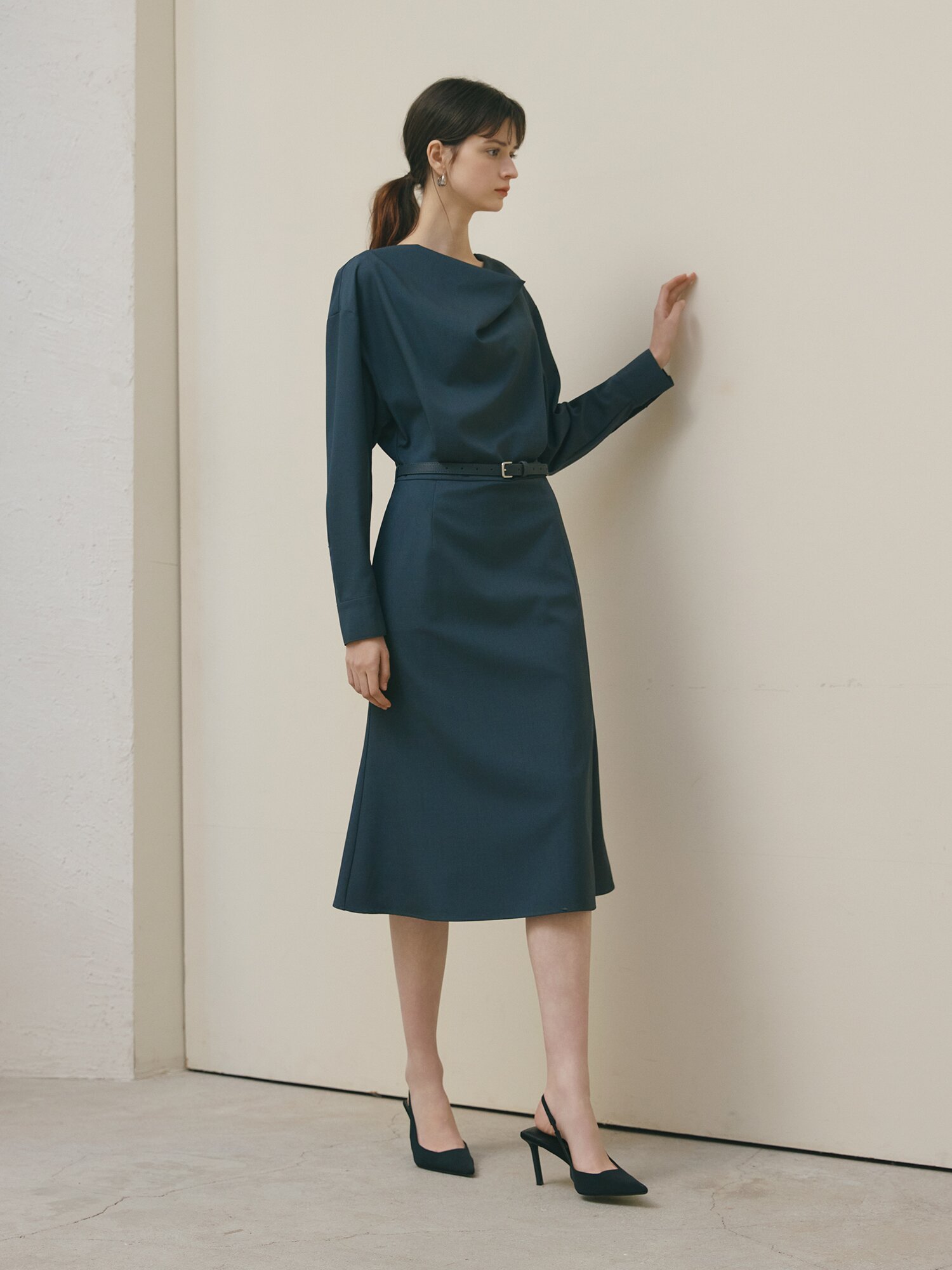 벨티드 카울넥 A라인 원피스 (DARK GREY)