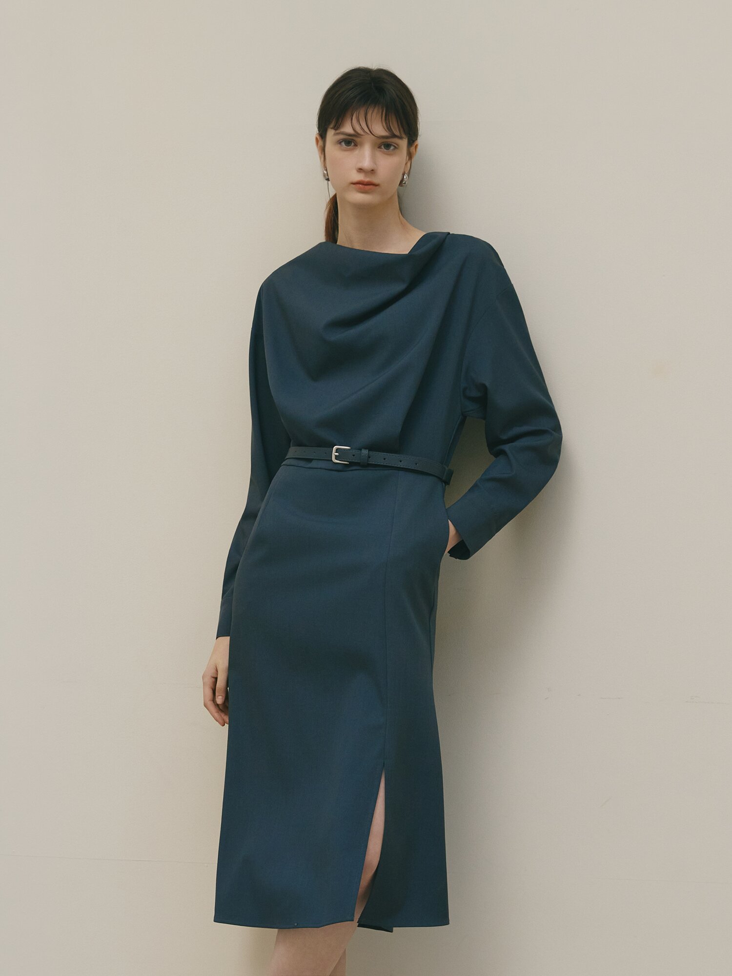 벨티드 카울넥 A라인 원피스 (DARK GREY)