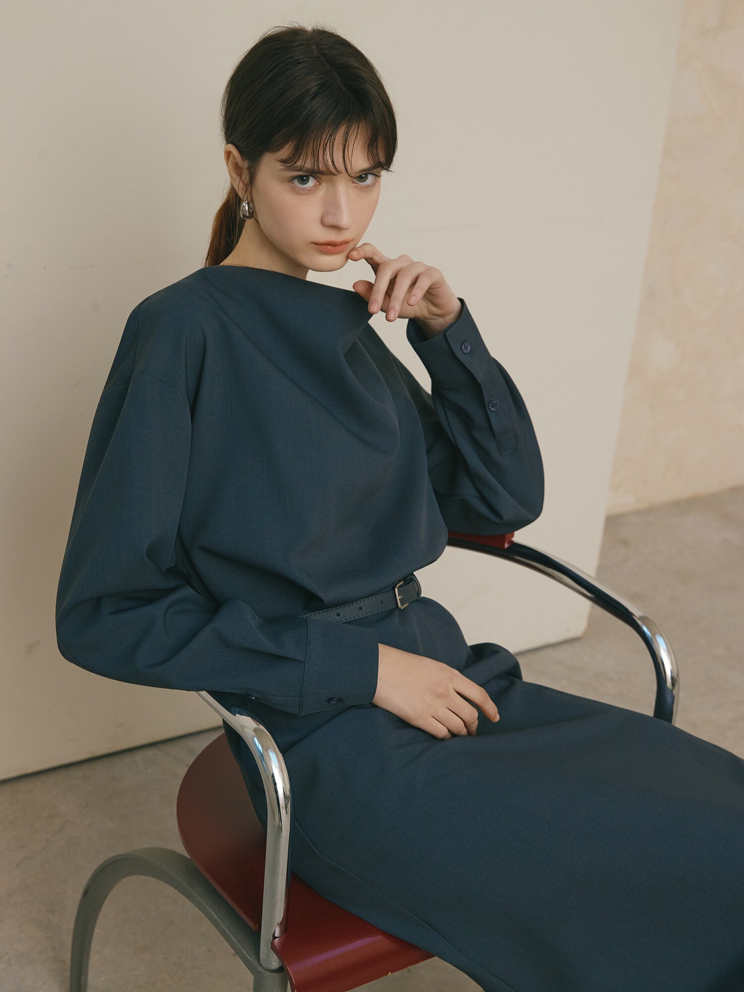 벨티드 카울넥 A라인 원피스 (DARK GREY)