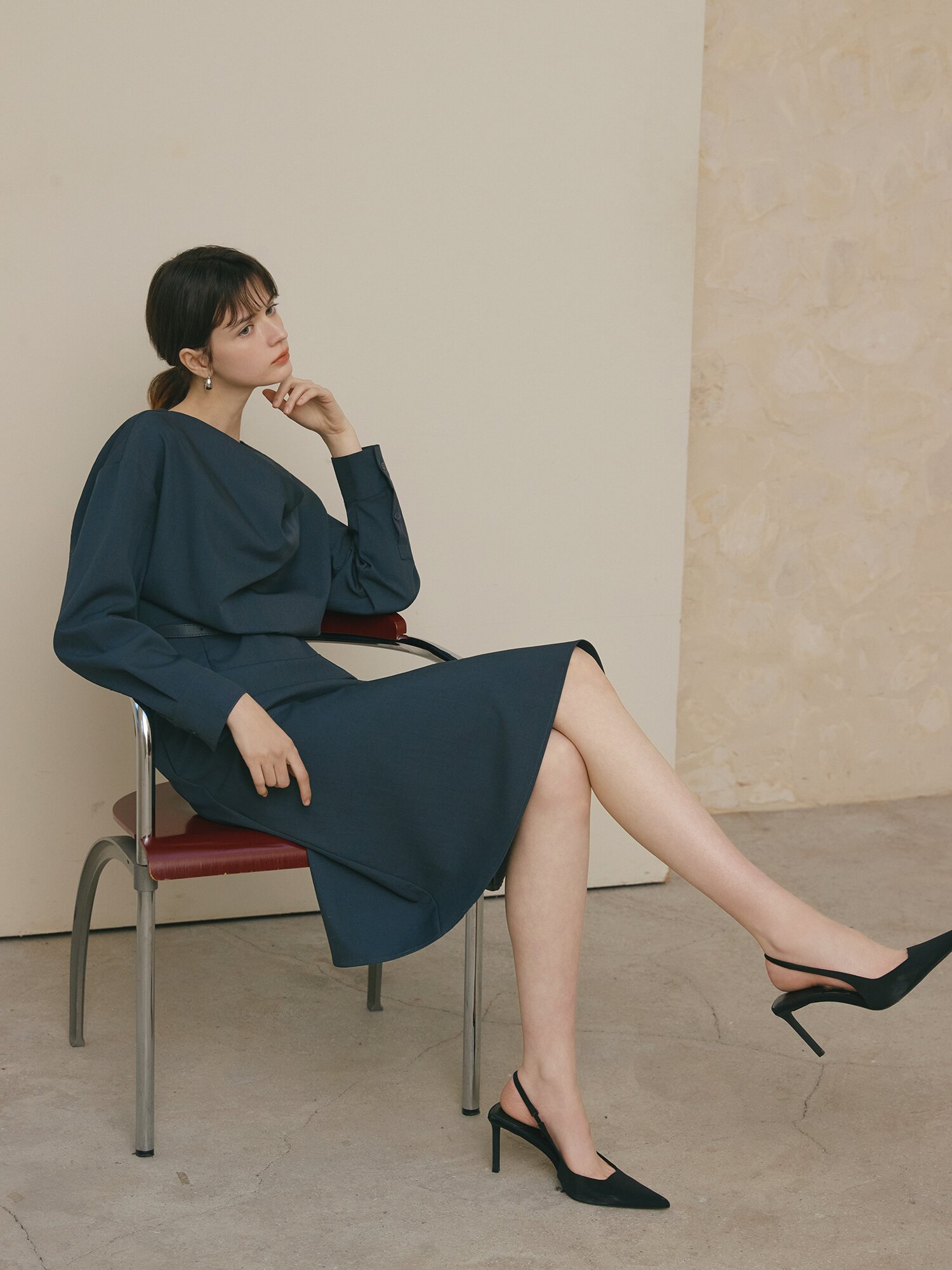 벨티드 카울넥 A라인 원피스 (DARK GREY)