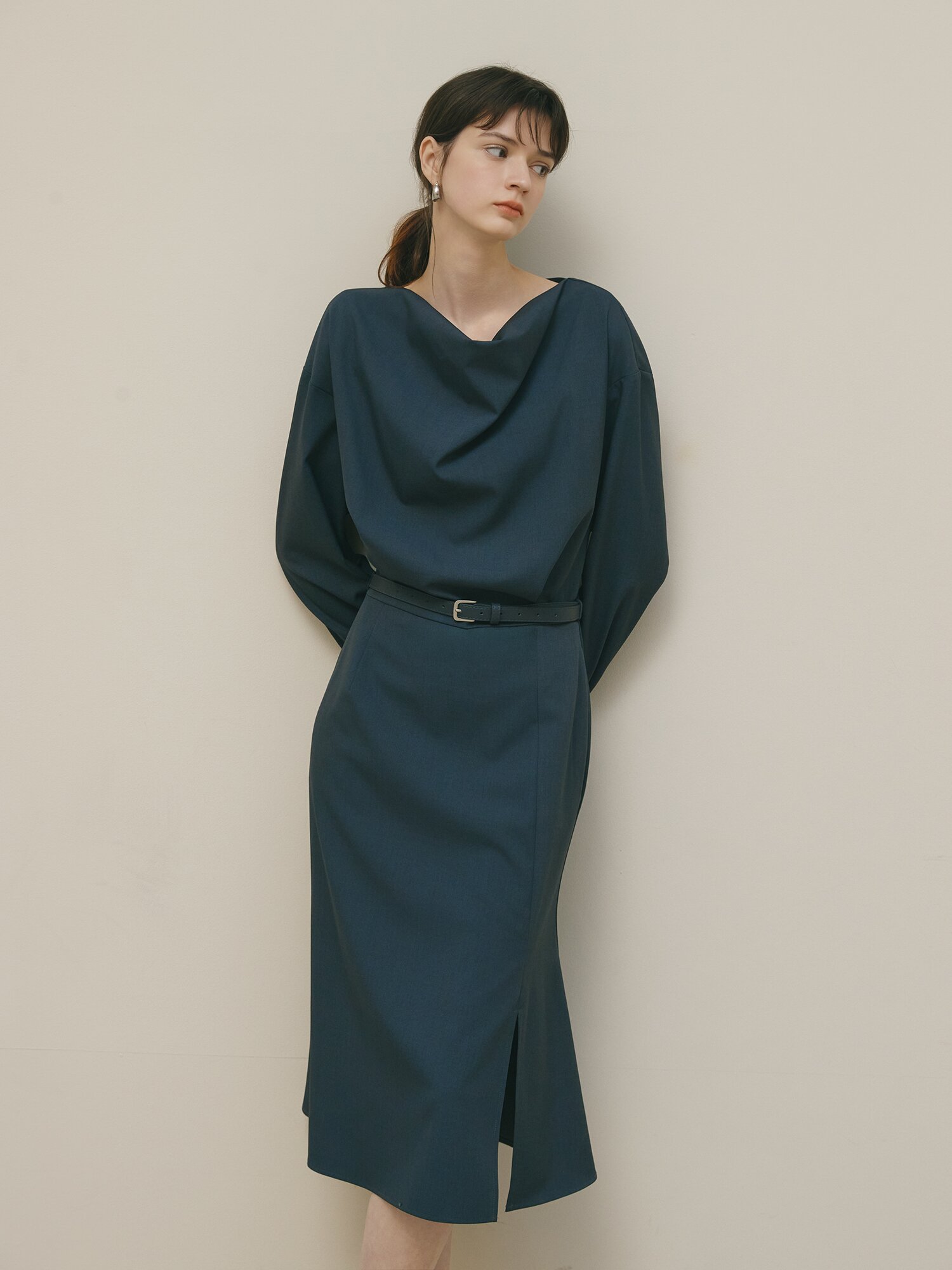 벨티드 카울넥 A라인 원피스 (DARK GREY)