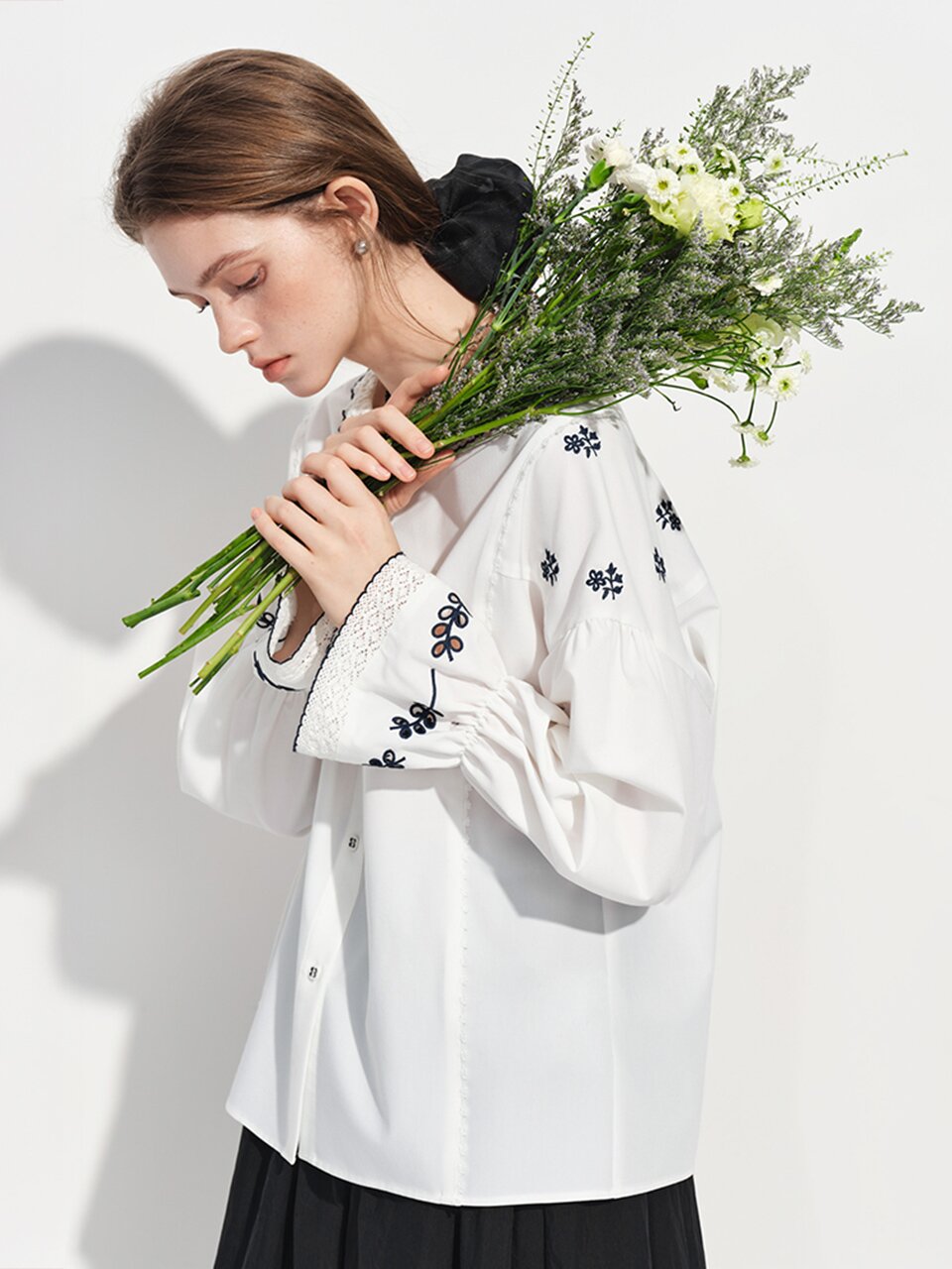 WD_Embroidered ruffle button blouse