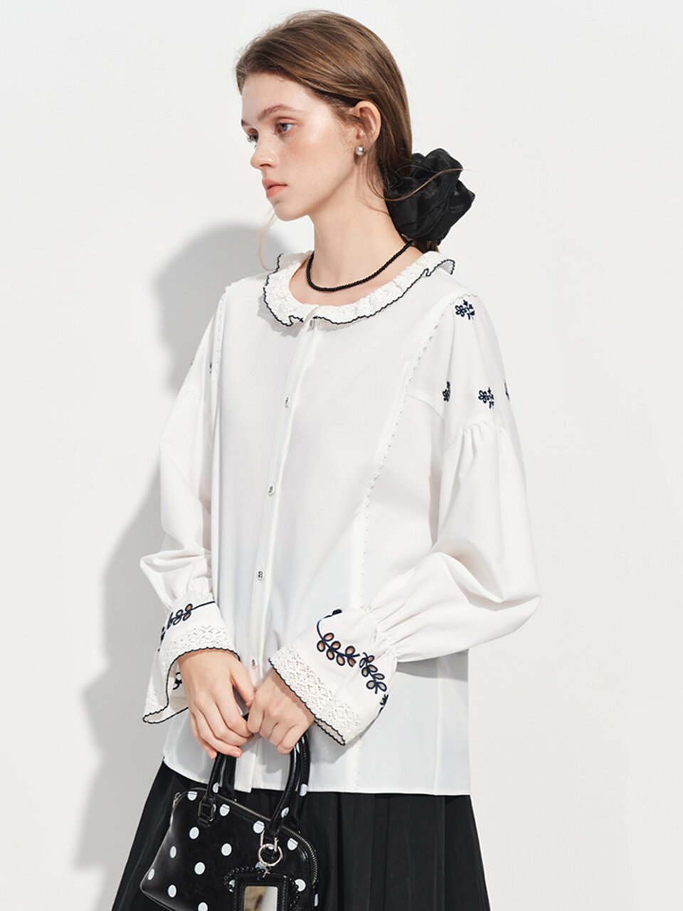 WD_Embroidered ruffle button blouse