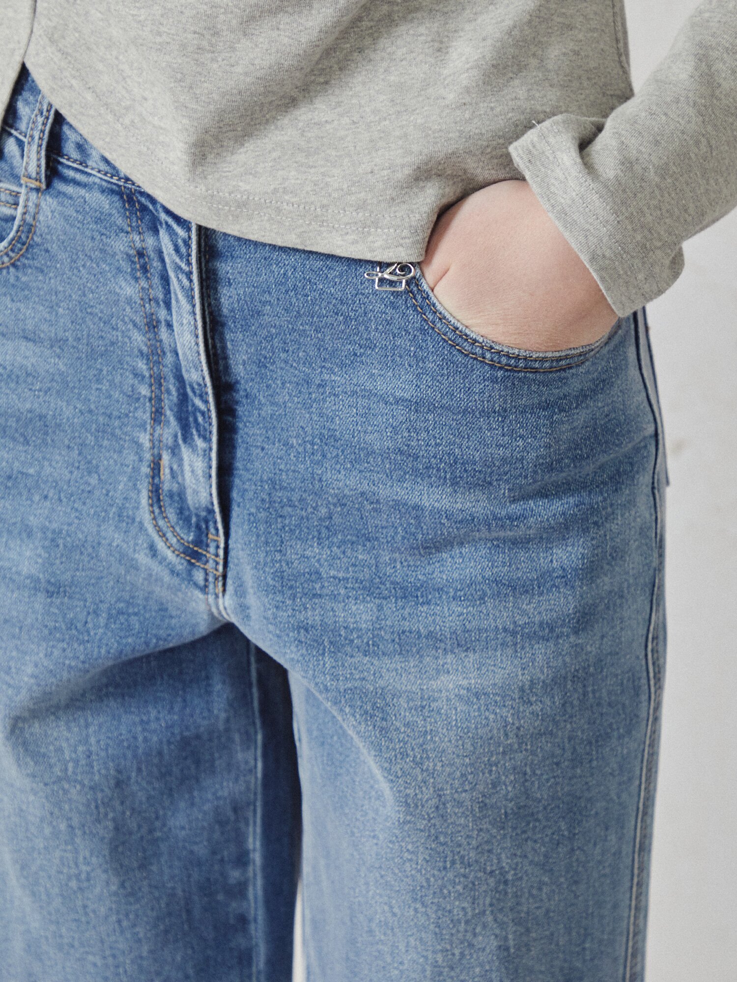 로고 포인트 와이드핏 데님팬츠 (BLUE)