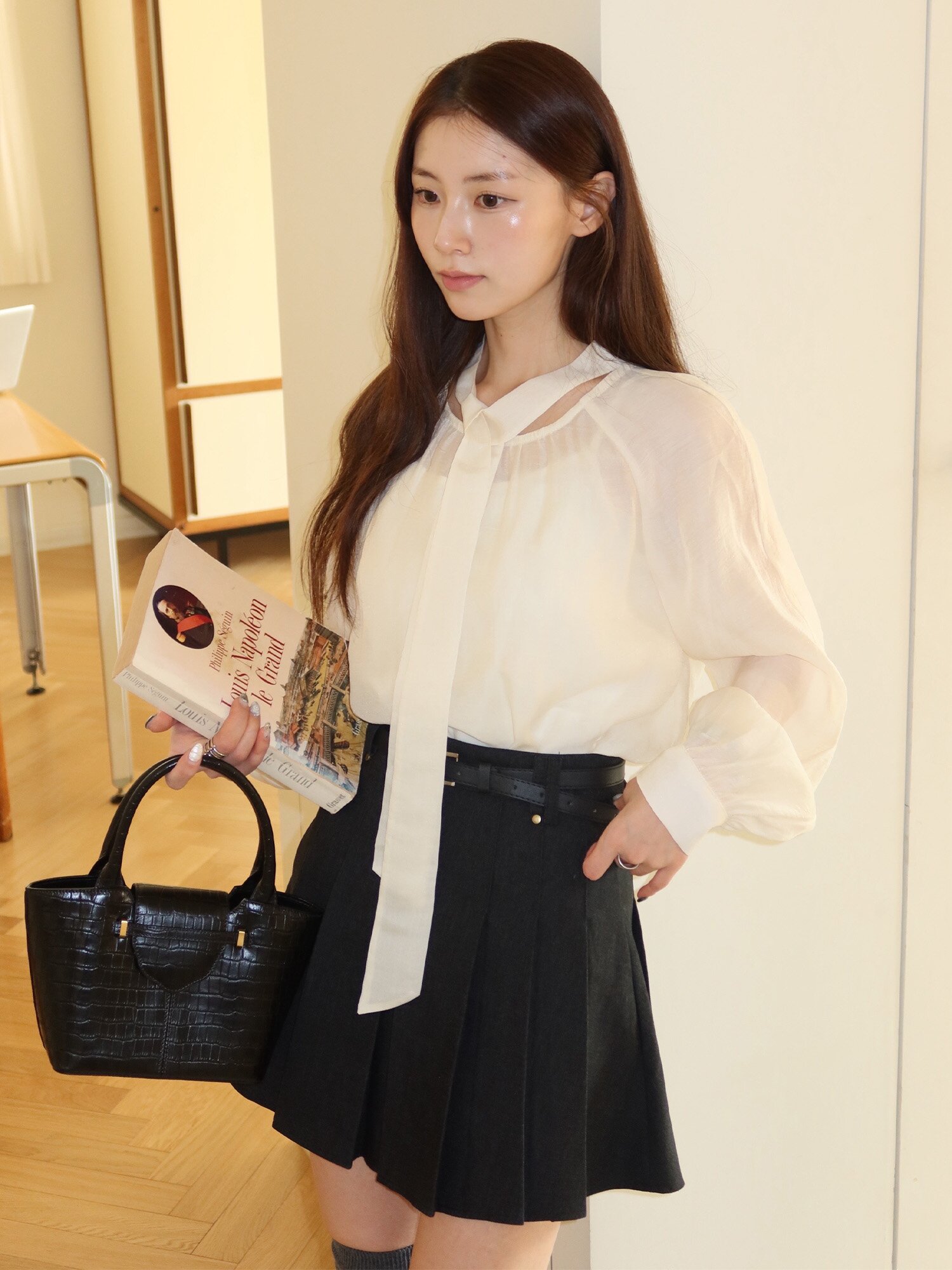 타이넥 볼륨 블라우스 (CREAM)