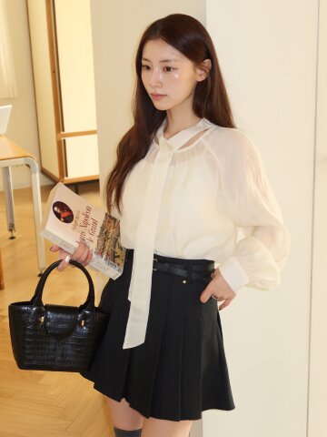 타이넥 볼륨 블라우스 