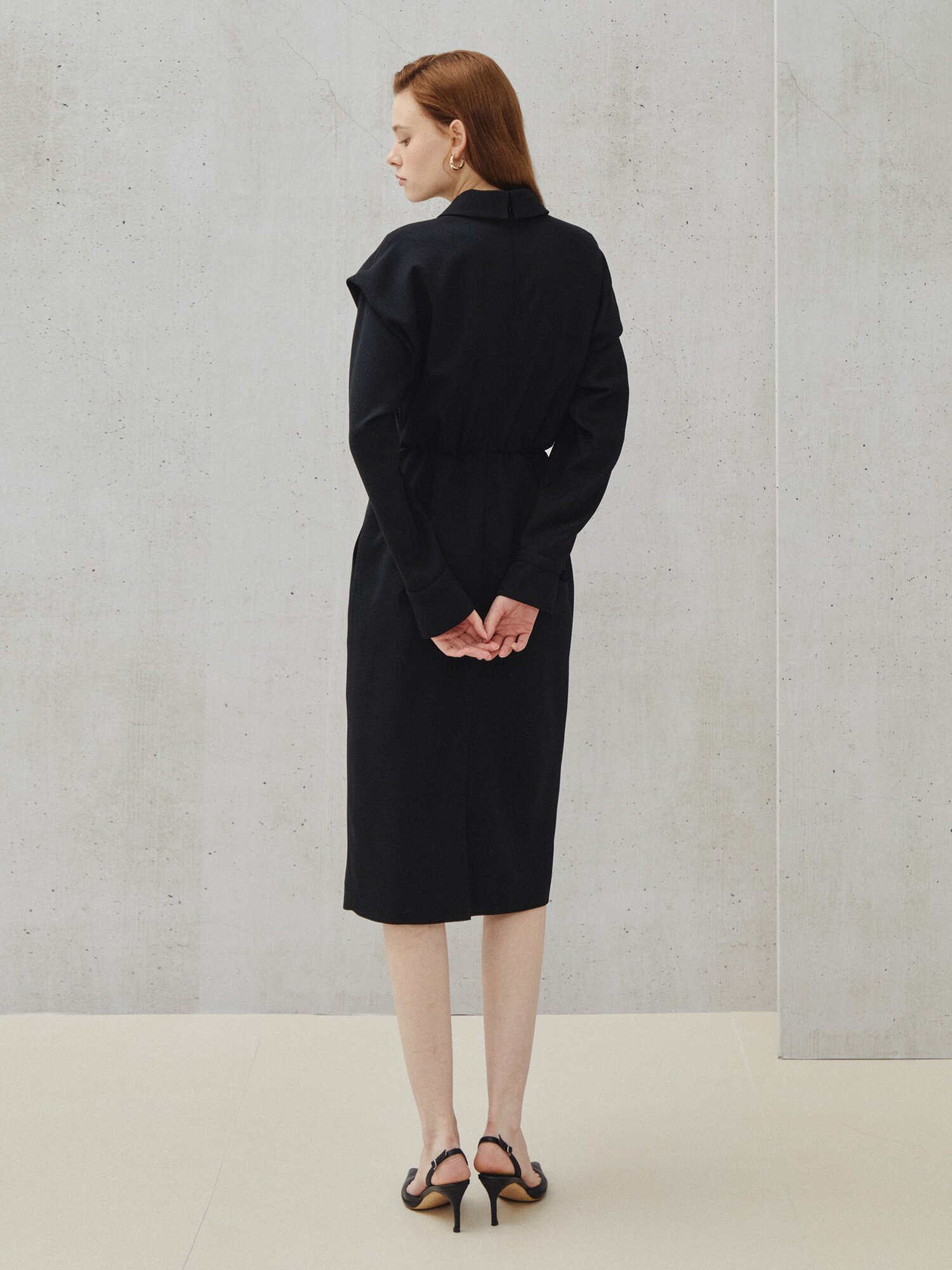 미니멀 라인 브로치 포인트 원피스 (BLACK)