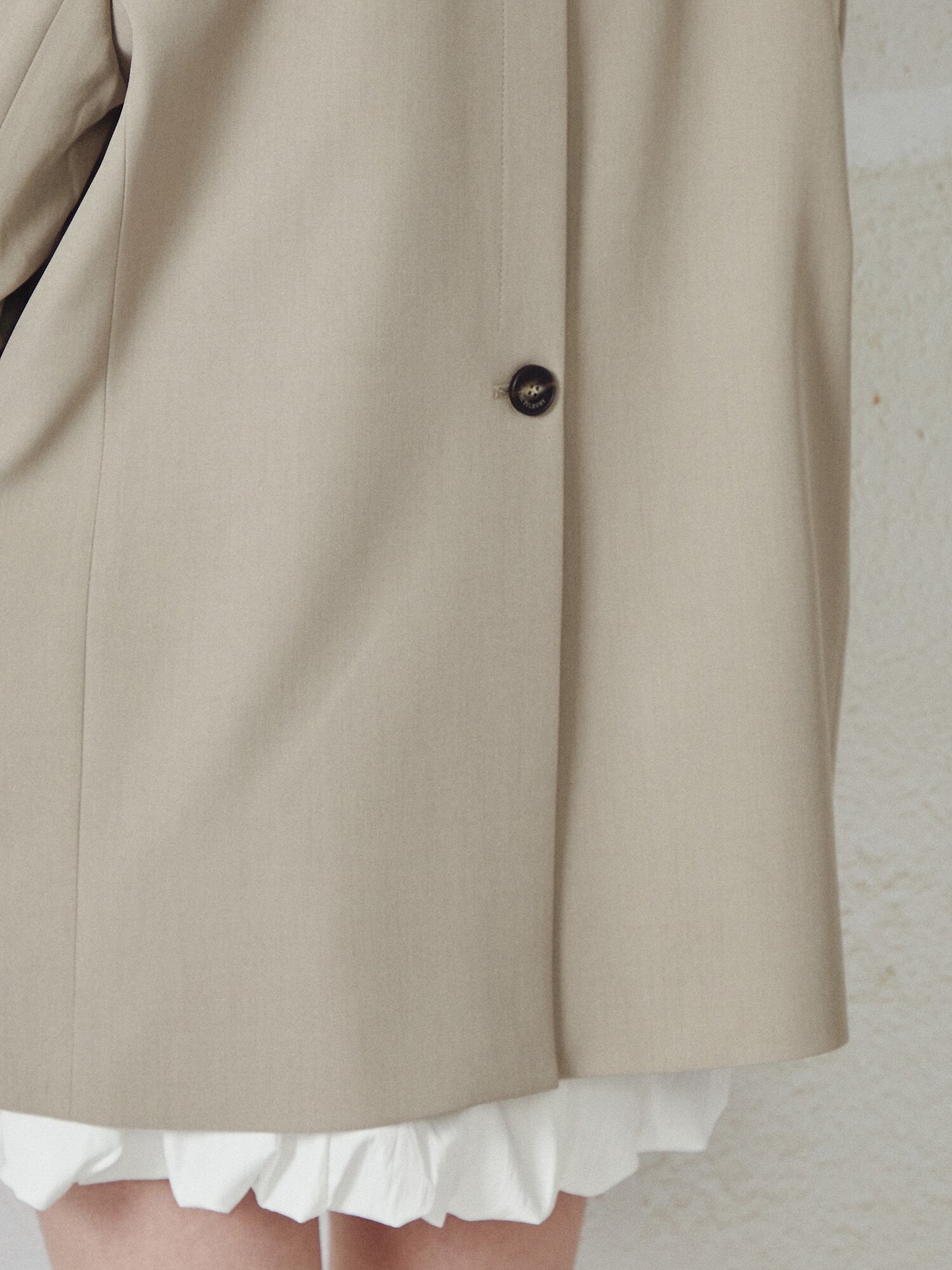 백 슬릿 투버튼 싱글 재킷 (BEIGE)