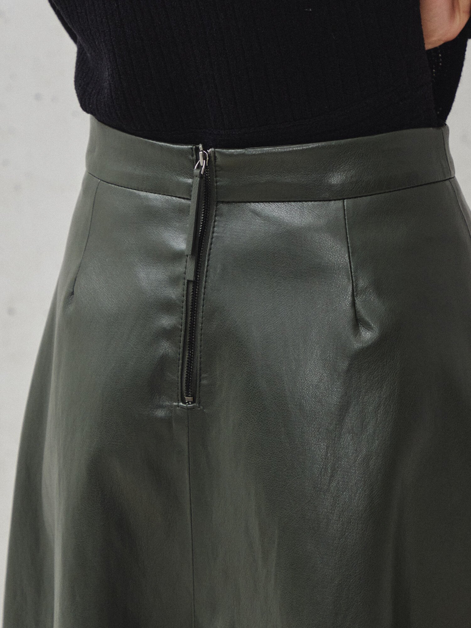 소프트 레더 플레어 스커트 (DARK GREEN)