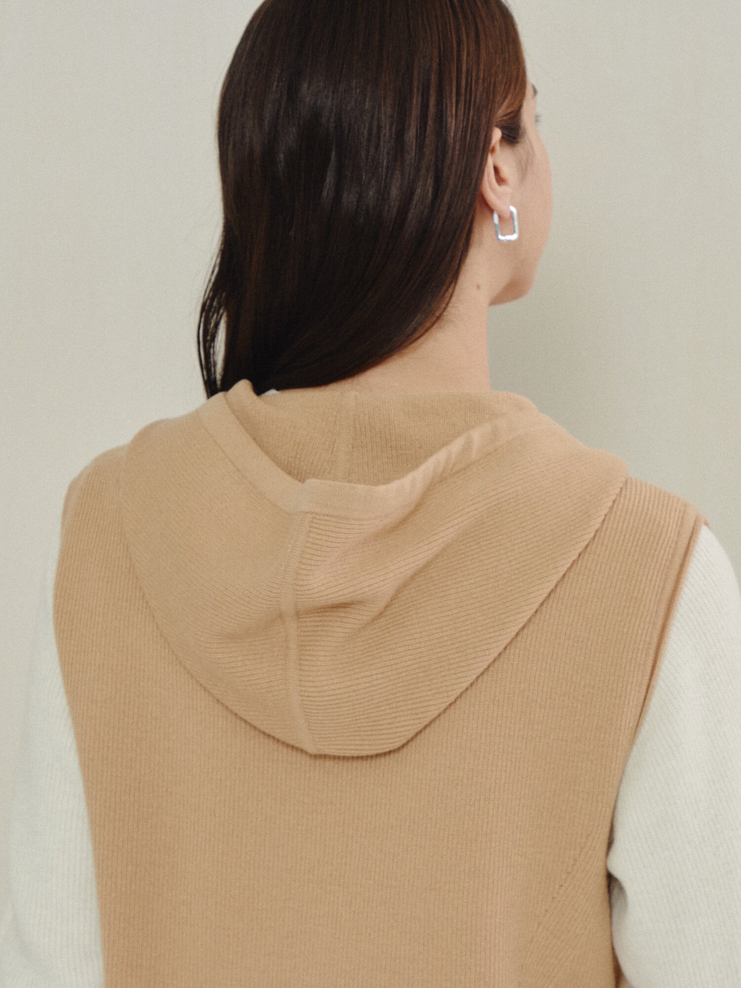 라이트 니트 후디드 베스트 (CAMEL)