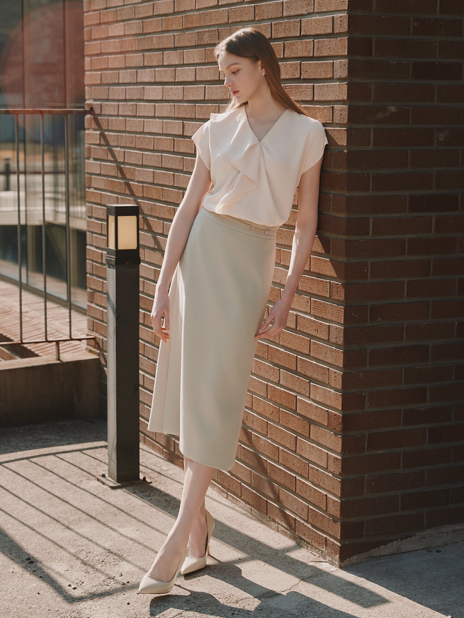 로고 장식 백 밴딩 A라인 스커트 (BEIGE)