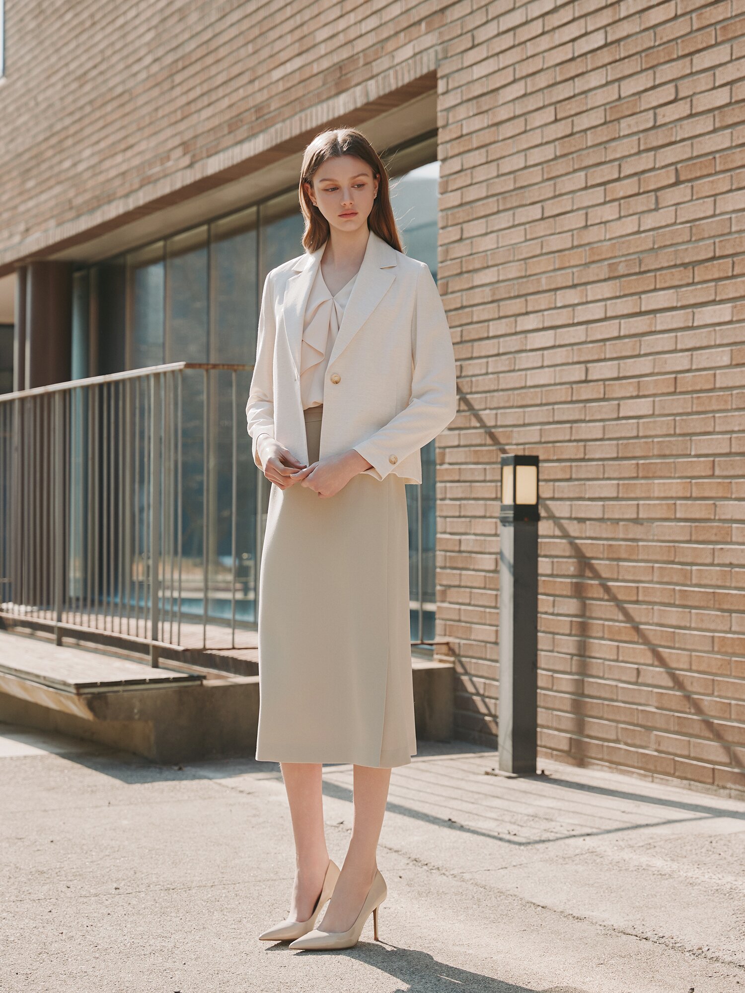 로고 장식 백 밴딩 A라인 스커트 (BEIGE)