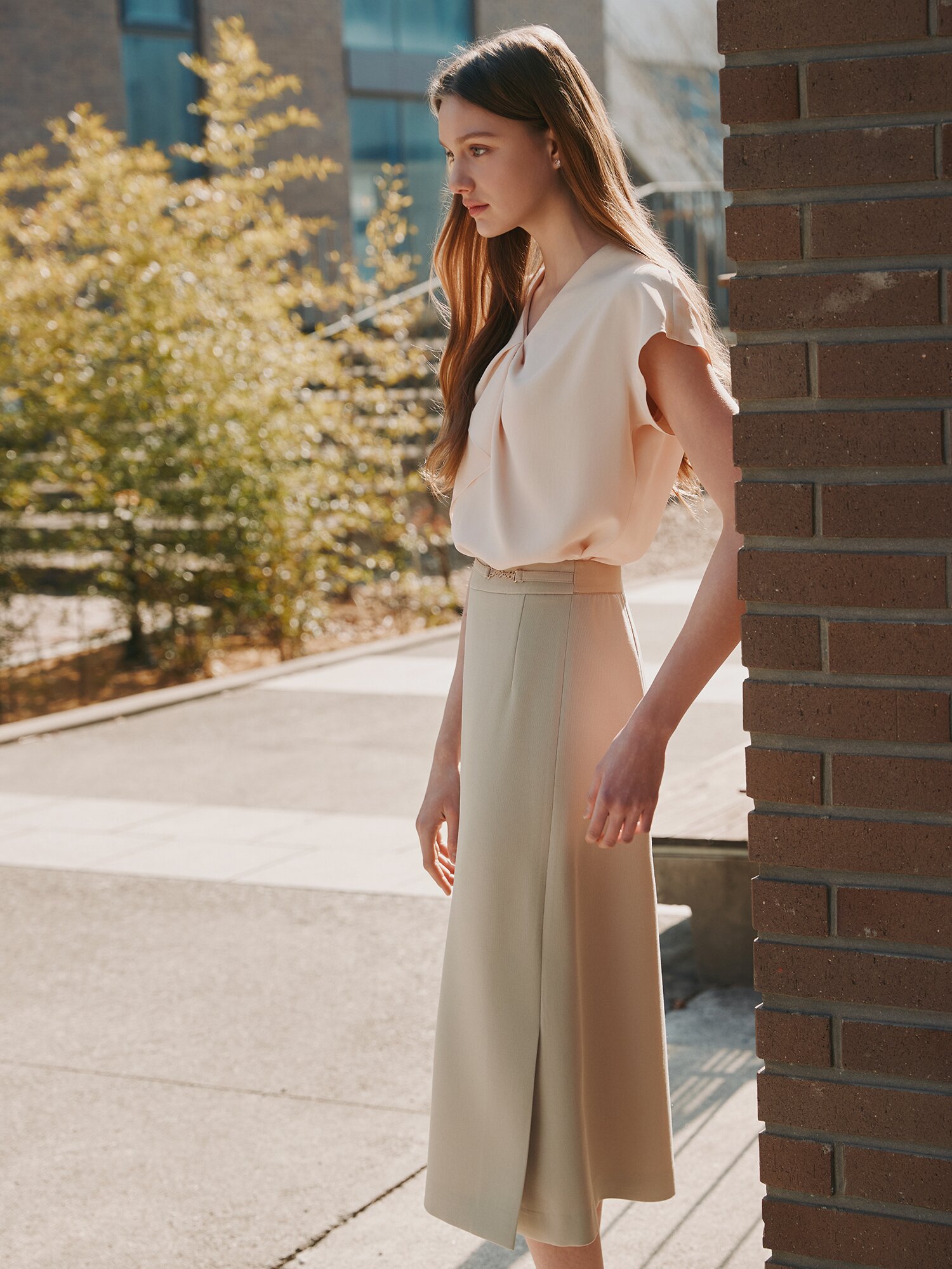 로고 장식 백 밴딩 A라인 스커트 (BEIGE)