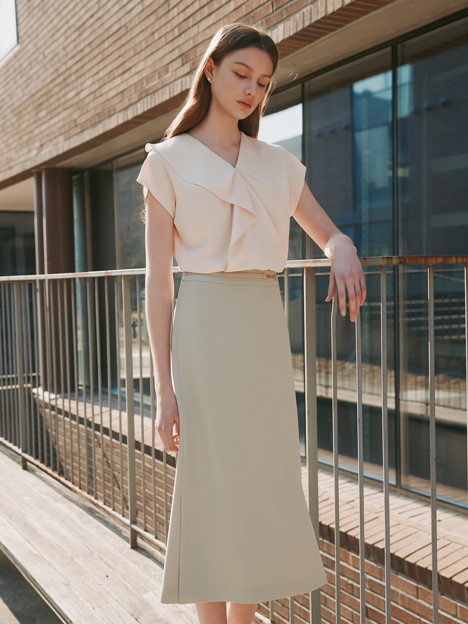 로고 장식 백 밴딩 A라인 스커트 (BEIGE)