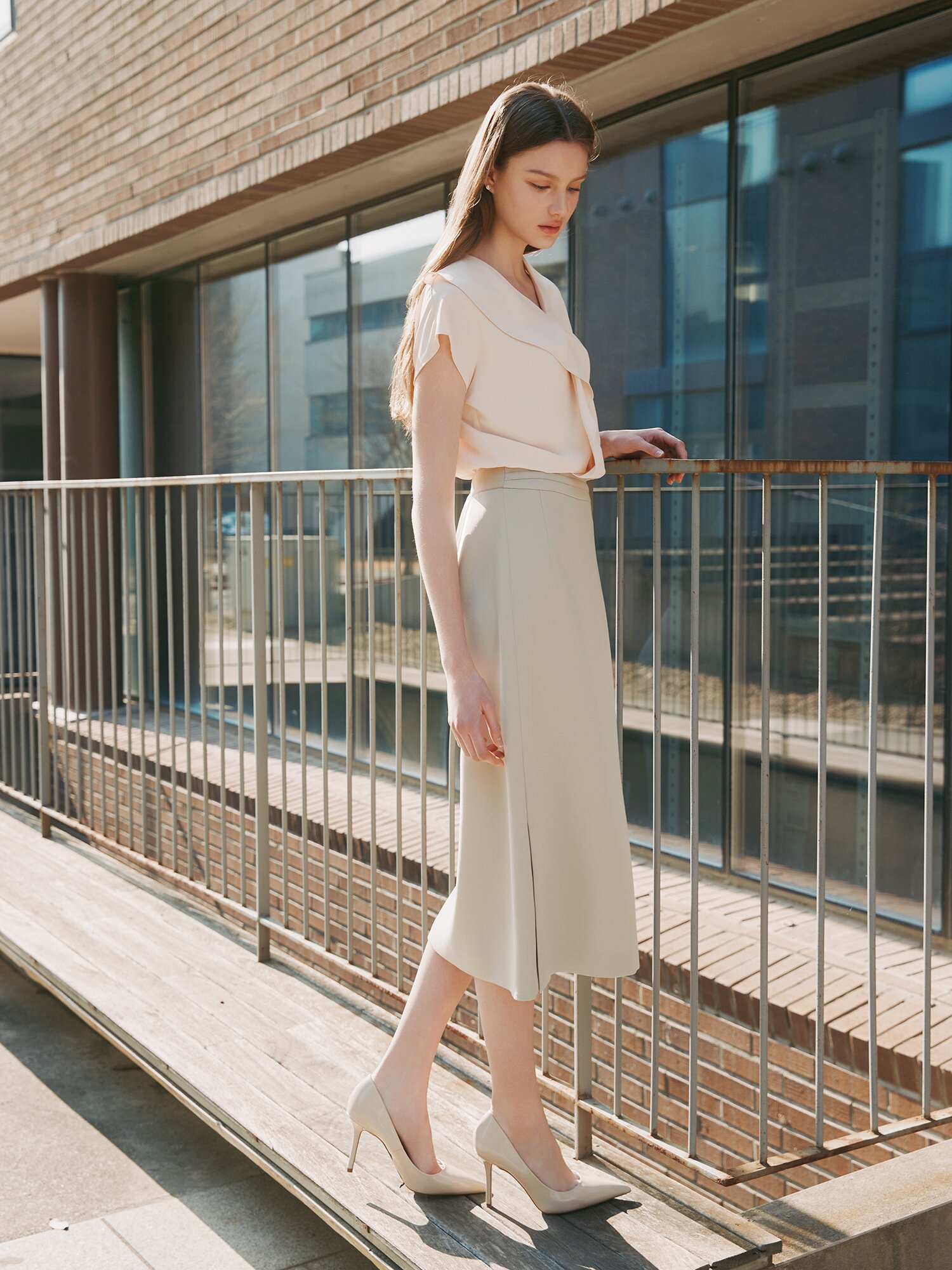 로고 장식 백 밴딩 A라인 스커트 (BEIGE)