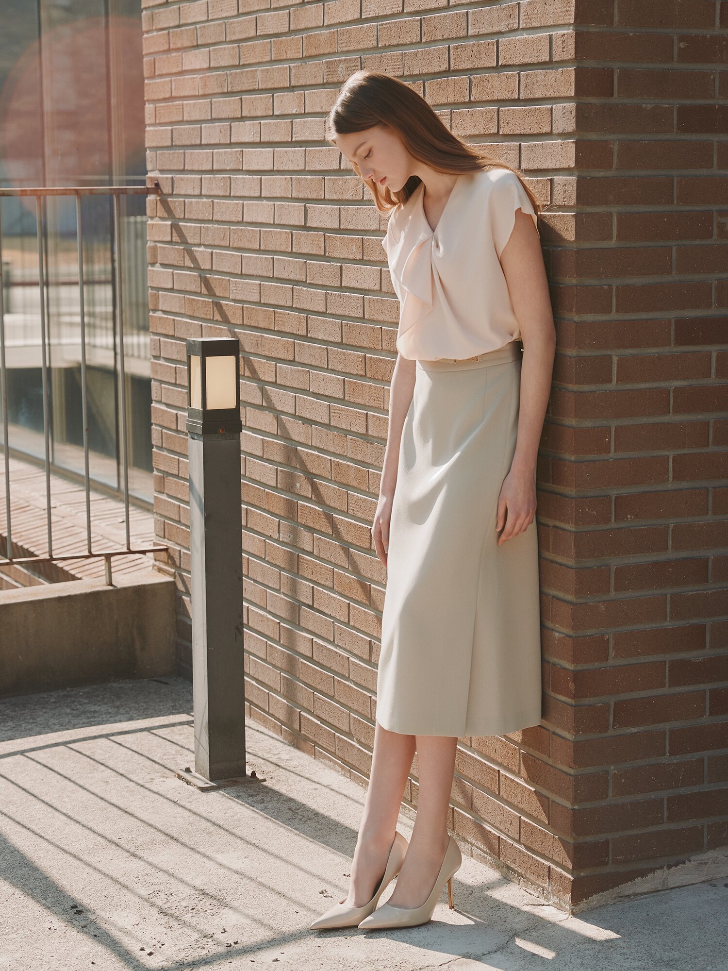 로고 장식 백 밴딩 A라인 스커트 (BEIGE)