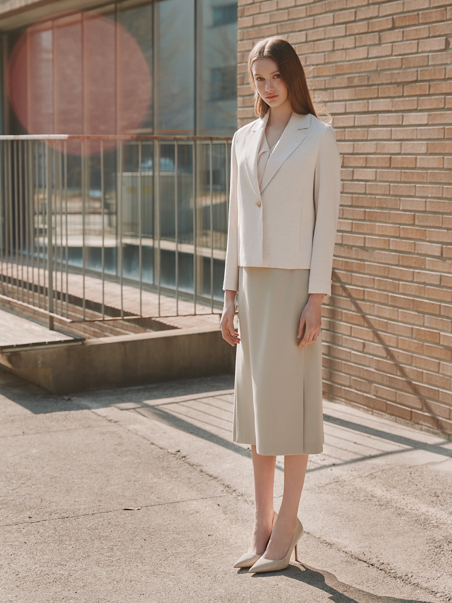로고 장식 백 밴딩 A라인 스커트 (BEIGE)