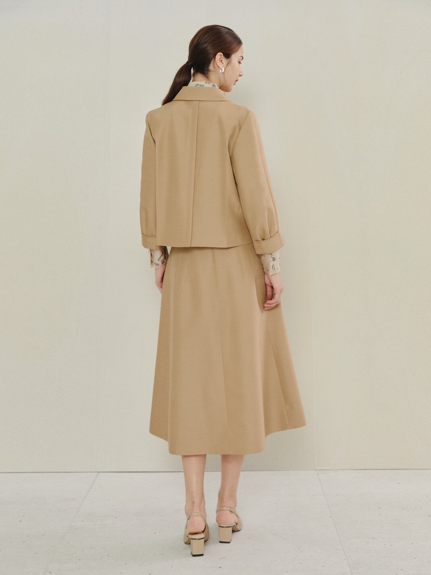 클래식 숏 테일러드 미니멀 싱글 재킷 (BEIGE)