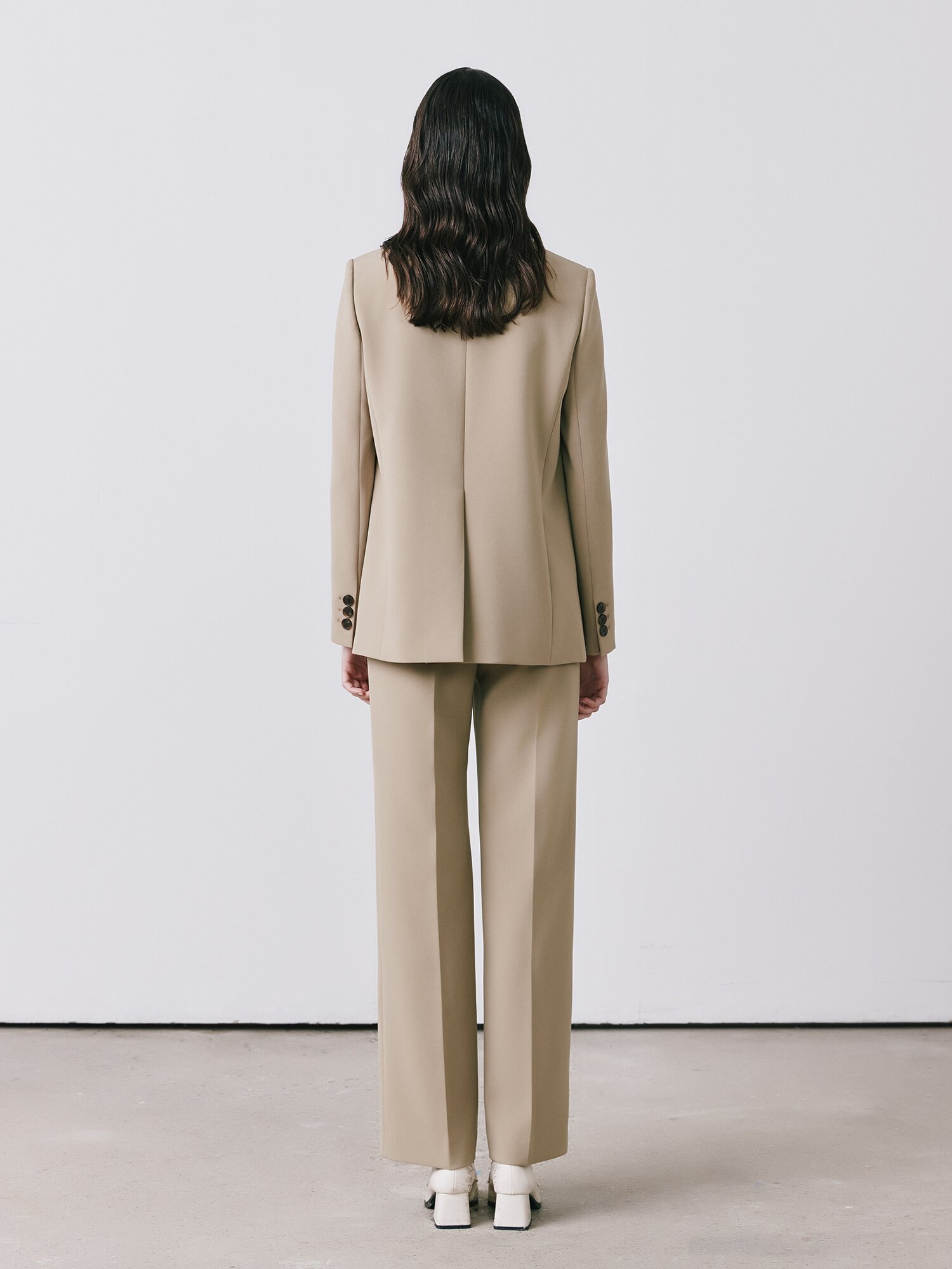 테일러드 싱글 투버튼 재킷 (BEIGE)