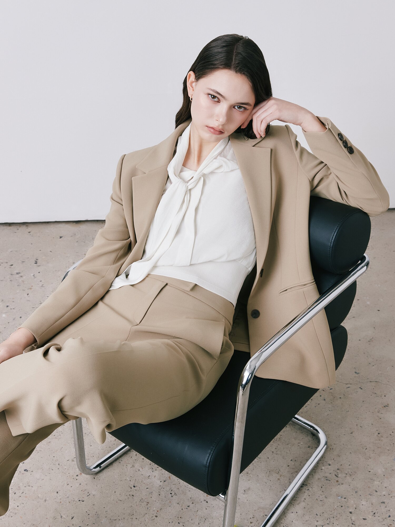 테일러드 싱글 투버튼 재킷 (BEIGE)