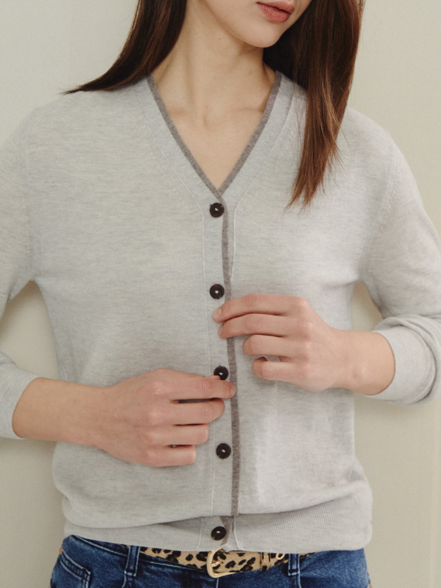 클래식 브이 실루엣 니트 카디건 (LIGHT GREY)