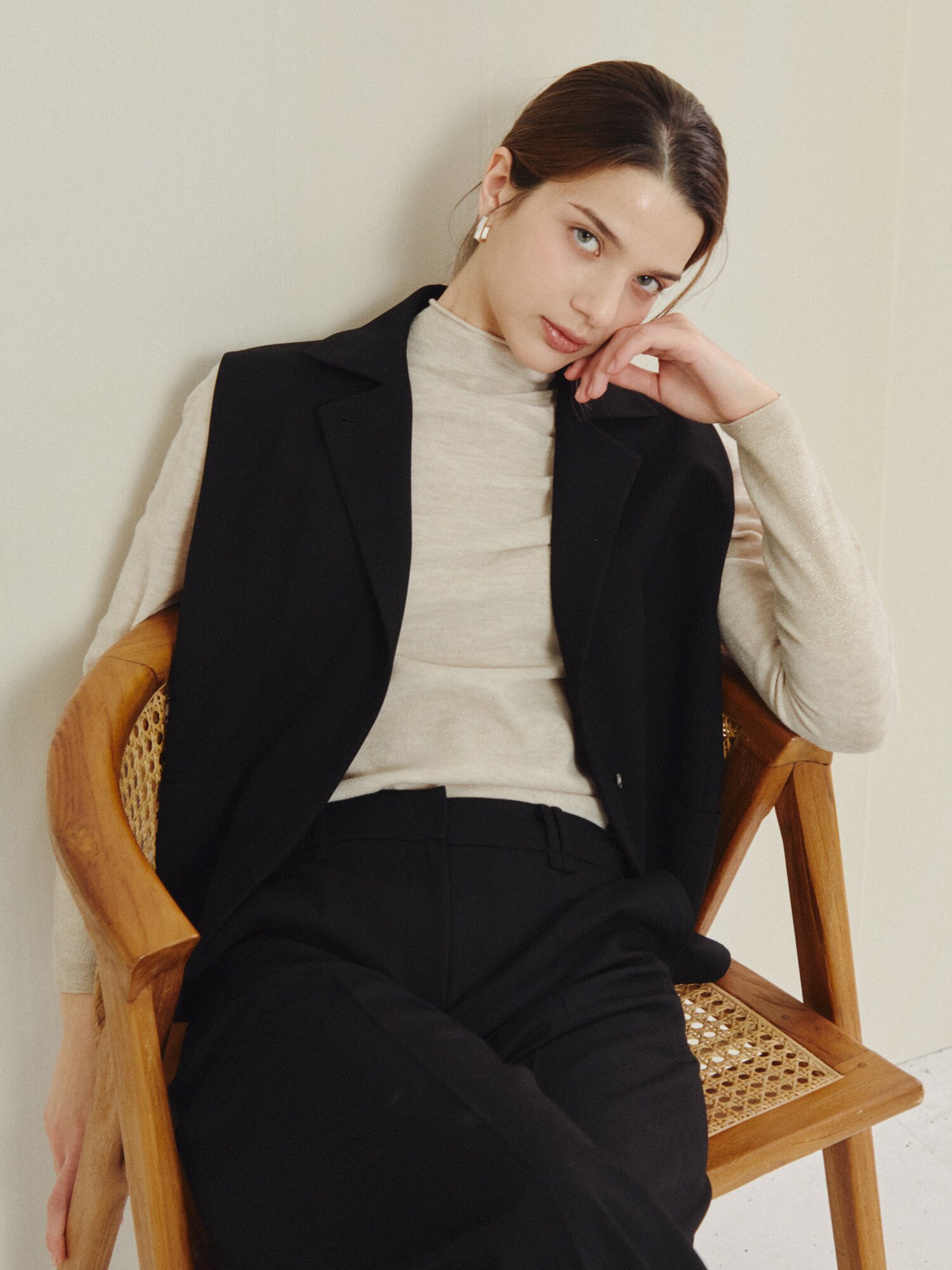 미니멀 테일러드 슬리브리스 베스트 (BLACK)