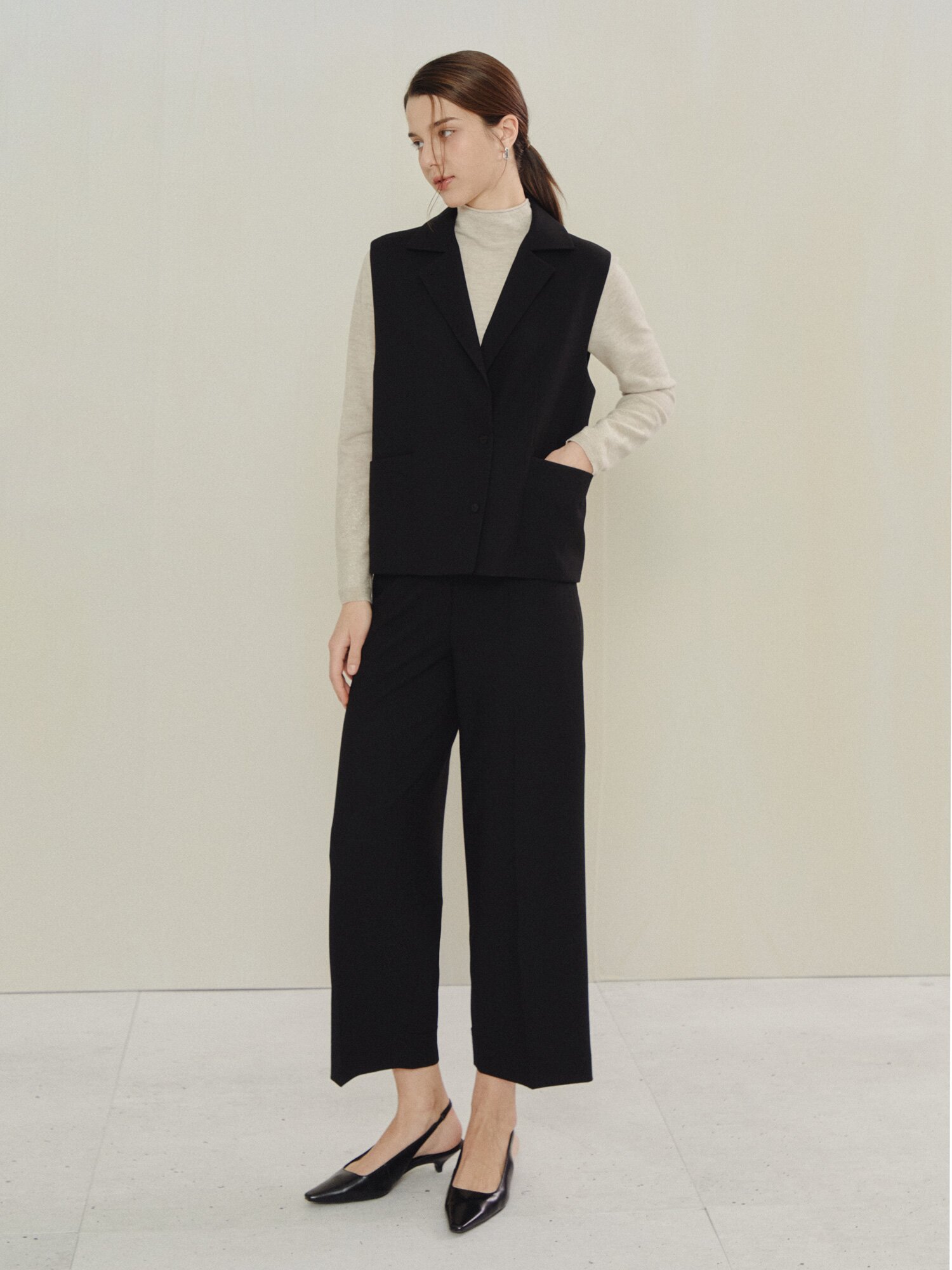 미니멀 테일러드 슬리브리스 베스트 (BLACK)