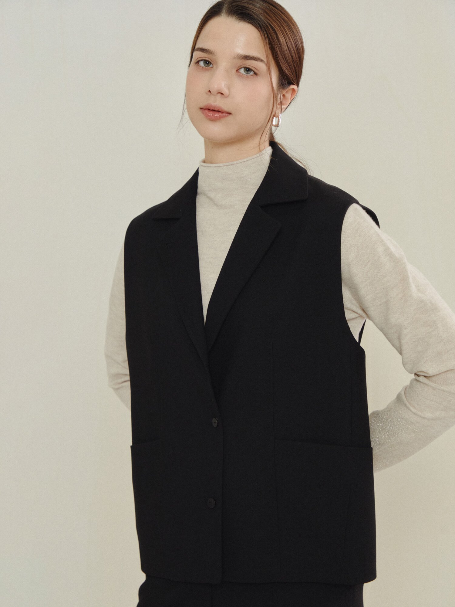 미니멀 테일러드 슬리브리스 베스트 (BLACK)