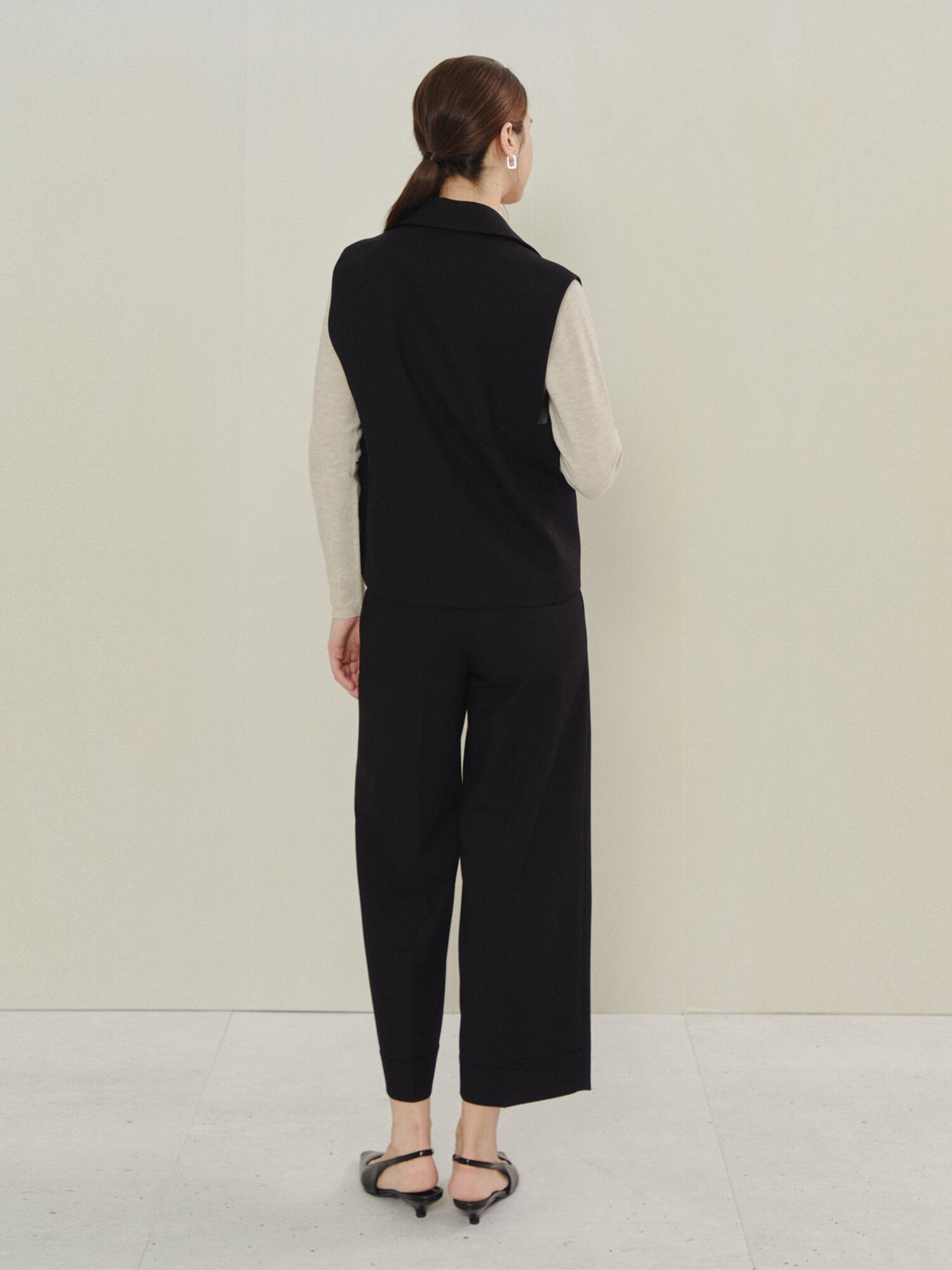 미니멀 테일러드 슬리브리스 베스트 (BLACK)