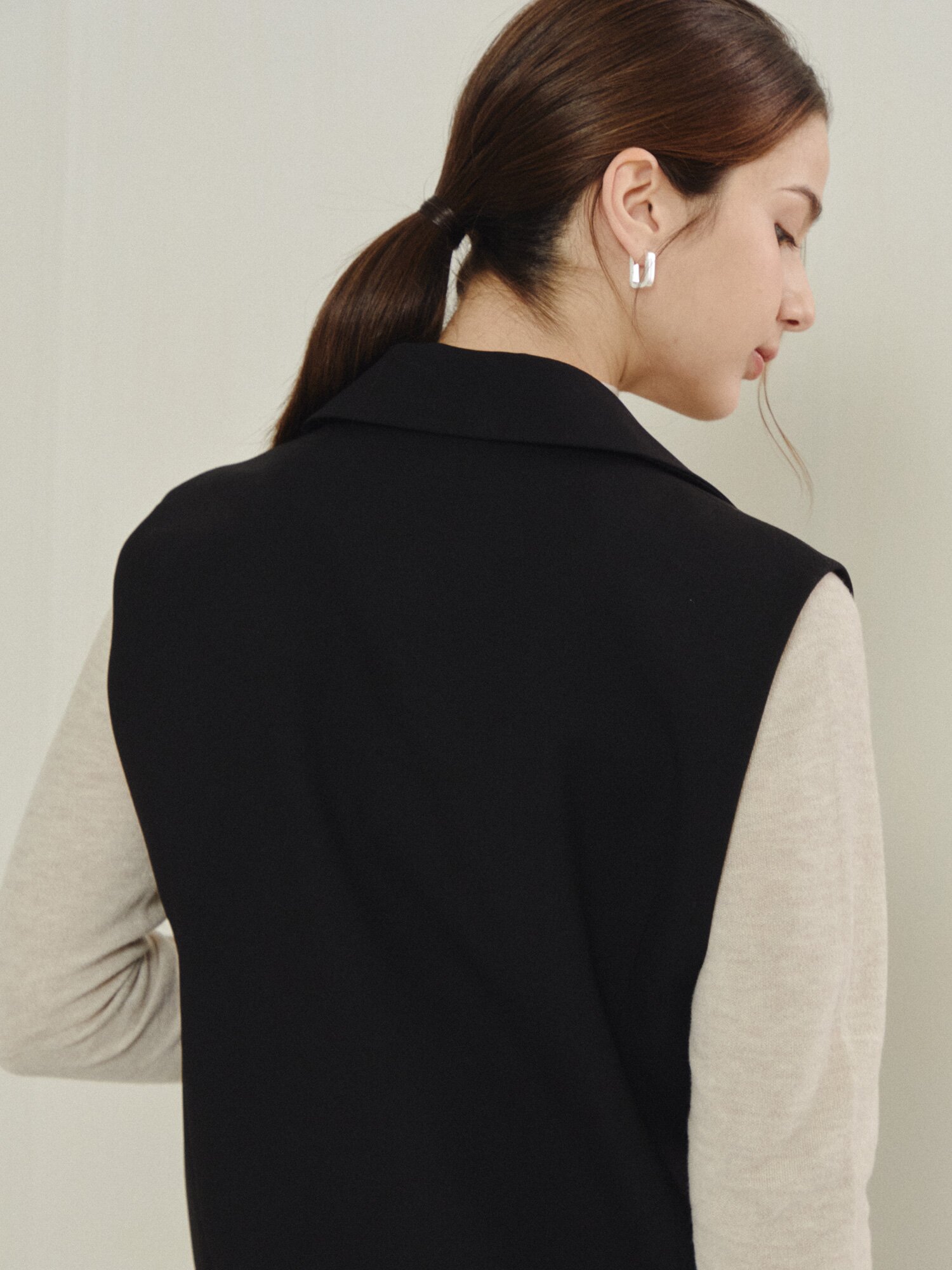 미니멀 테일러드 슬리브리스 베스트 (BLACK)