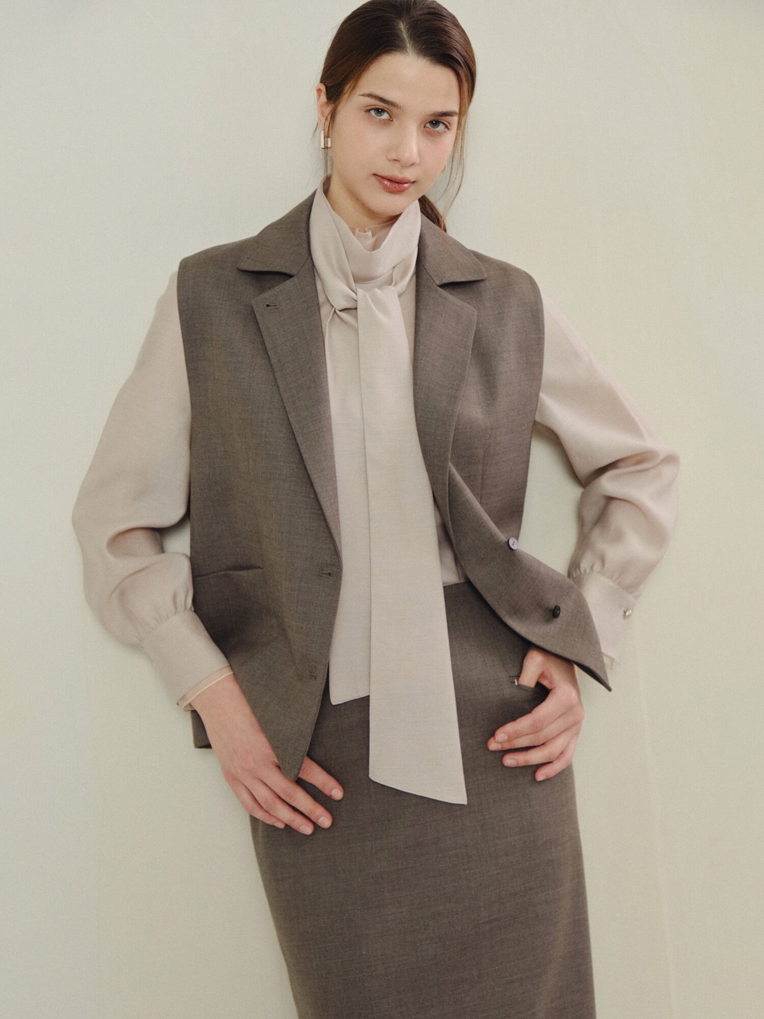 미니멀 테일러드 슬리브리스 베스트 (SEPIA GREY)