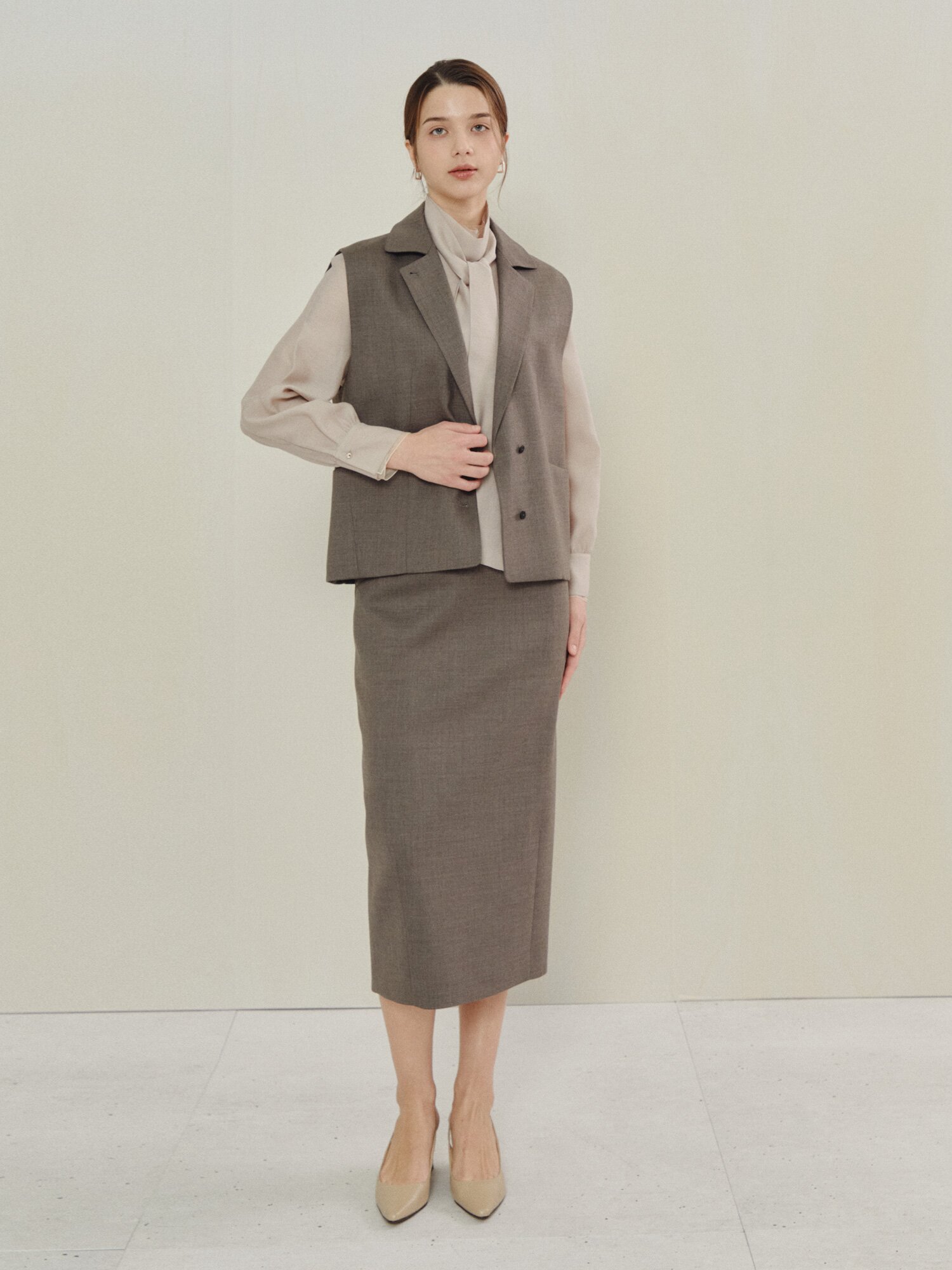 미니멀 테일러드 슬리브리스 베스트 (SEPIA GREY)