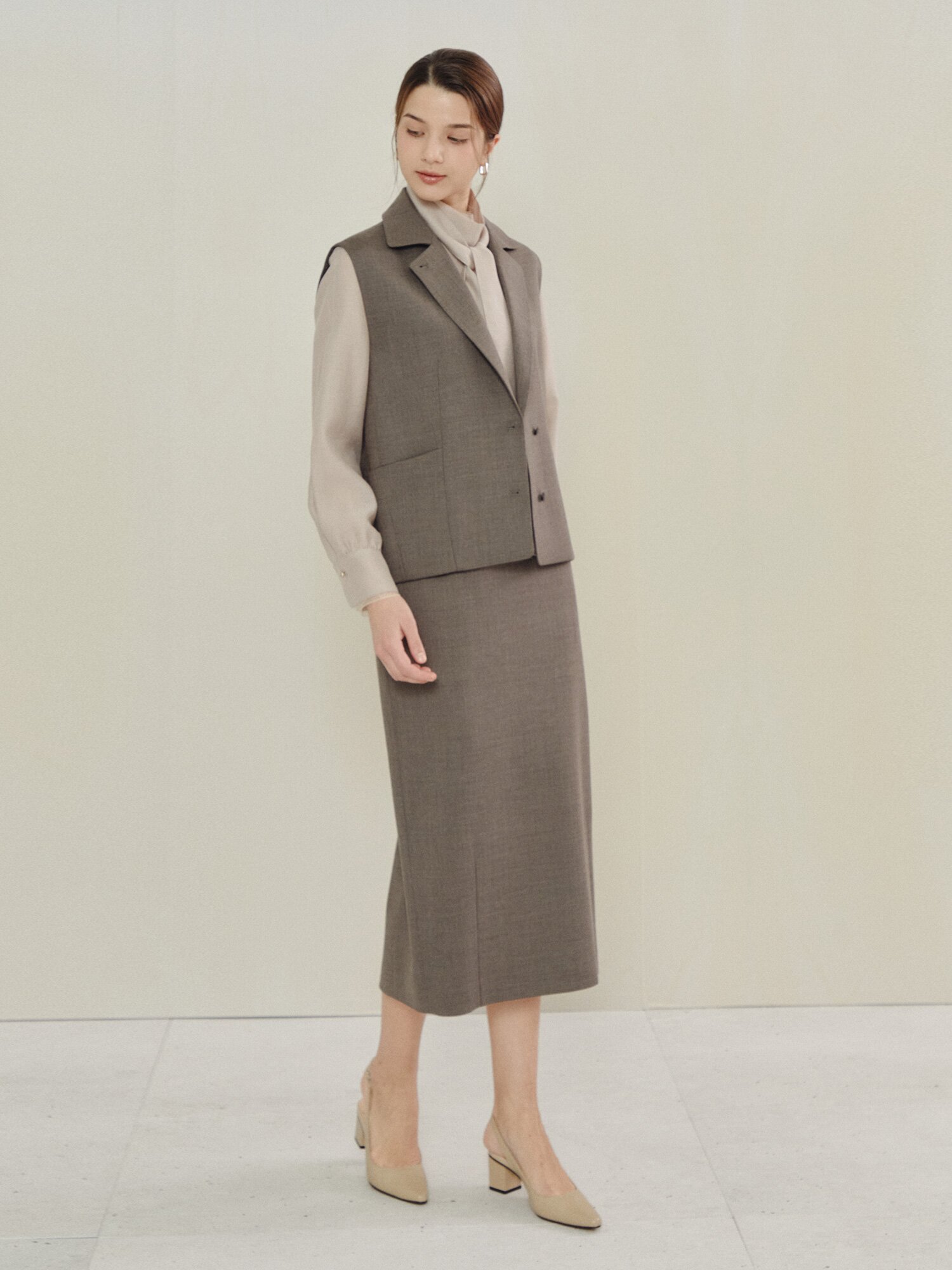 미니멀 테일러드 슬리브리스 베스트 (SEPIA GREY)