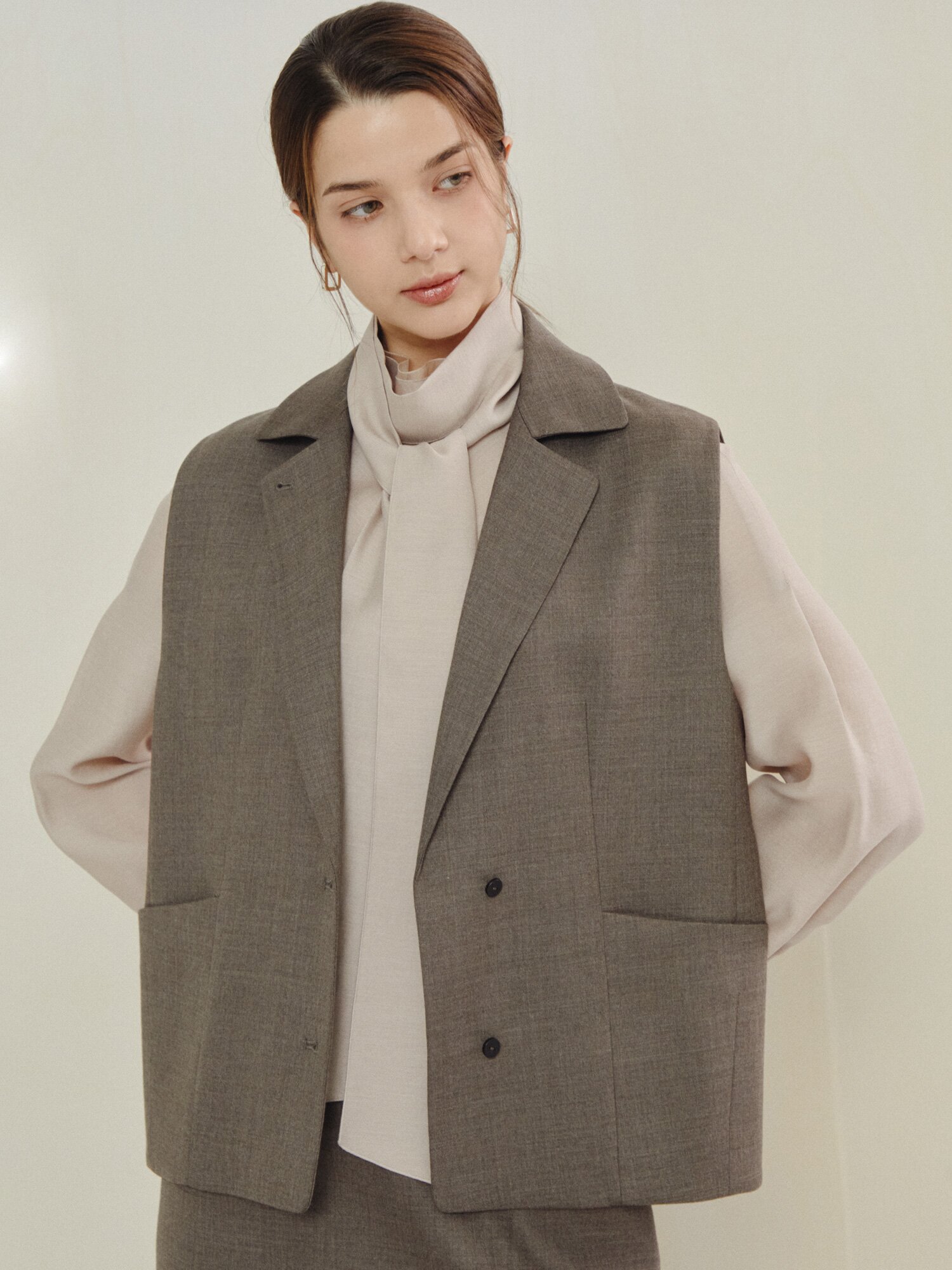 미니멀 테일러드 슬리브리스 베스트 (SEPIA GREY)