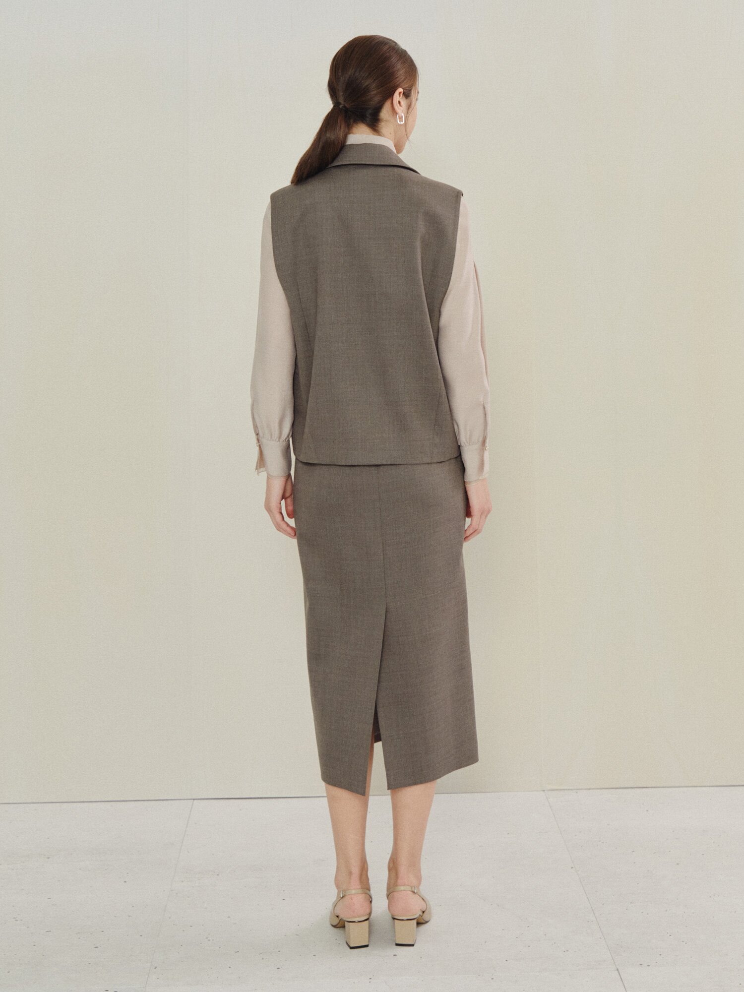 미니멀 테일러드 슬리브리스 베스트 (SEPIA GREY)