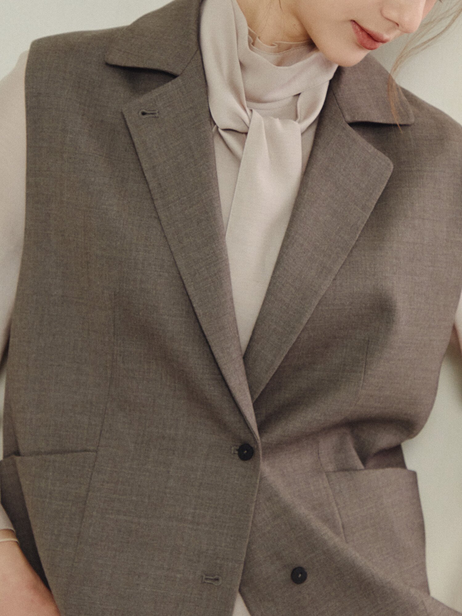 미니멀 테일러드 슬리브리스 베스트 (SEPIA GREY)