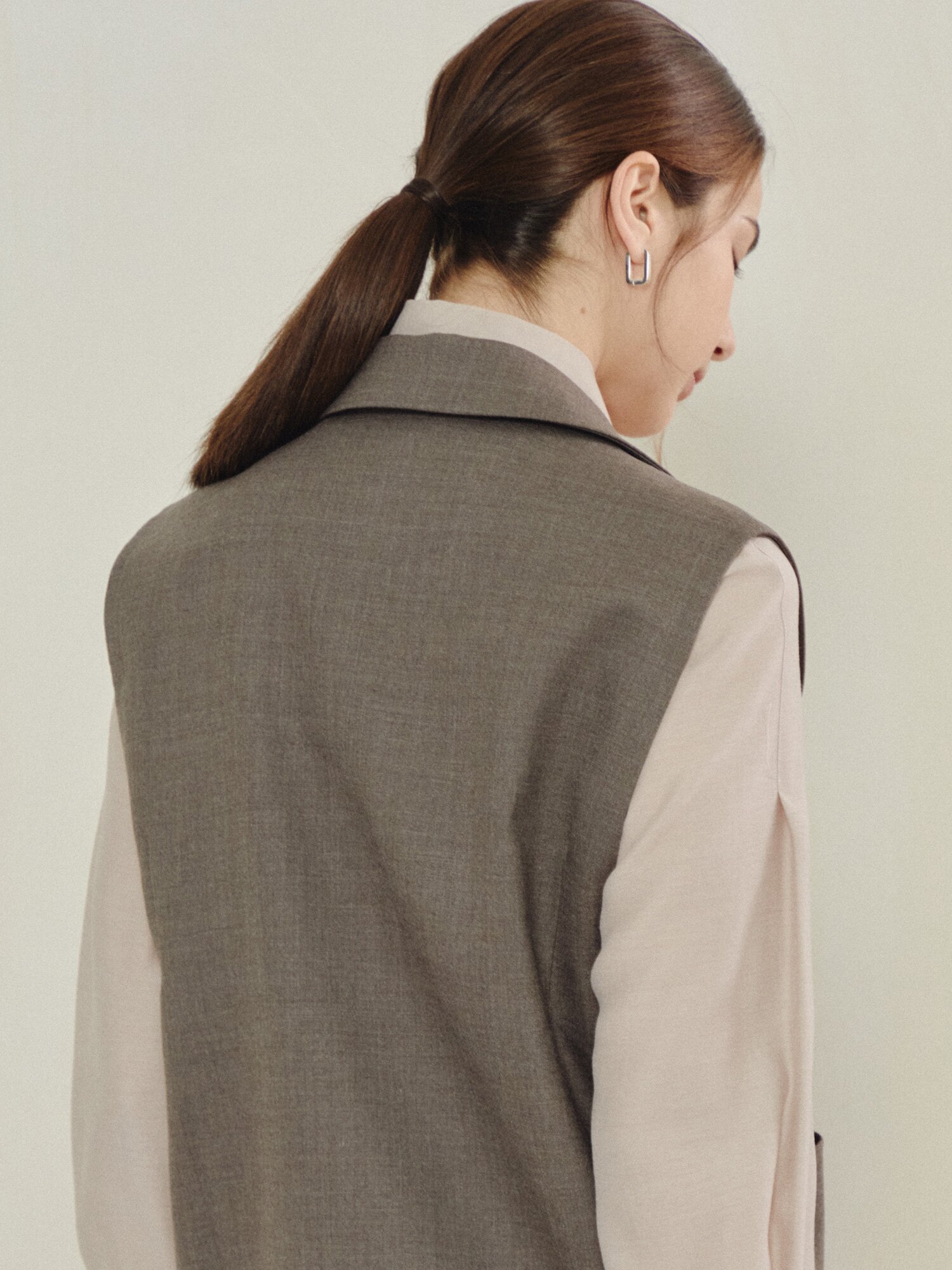 미니멀 테일러드 슬리브리스 베스트 (SEPIA GREY)